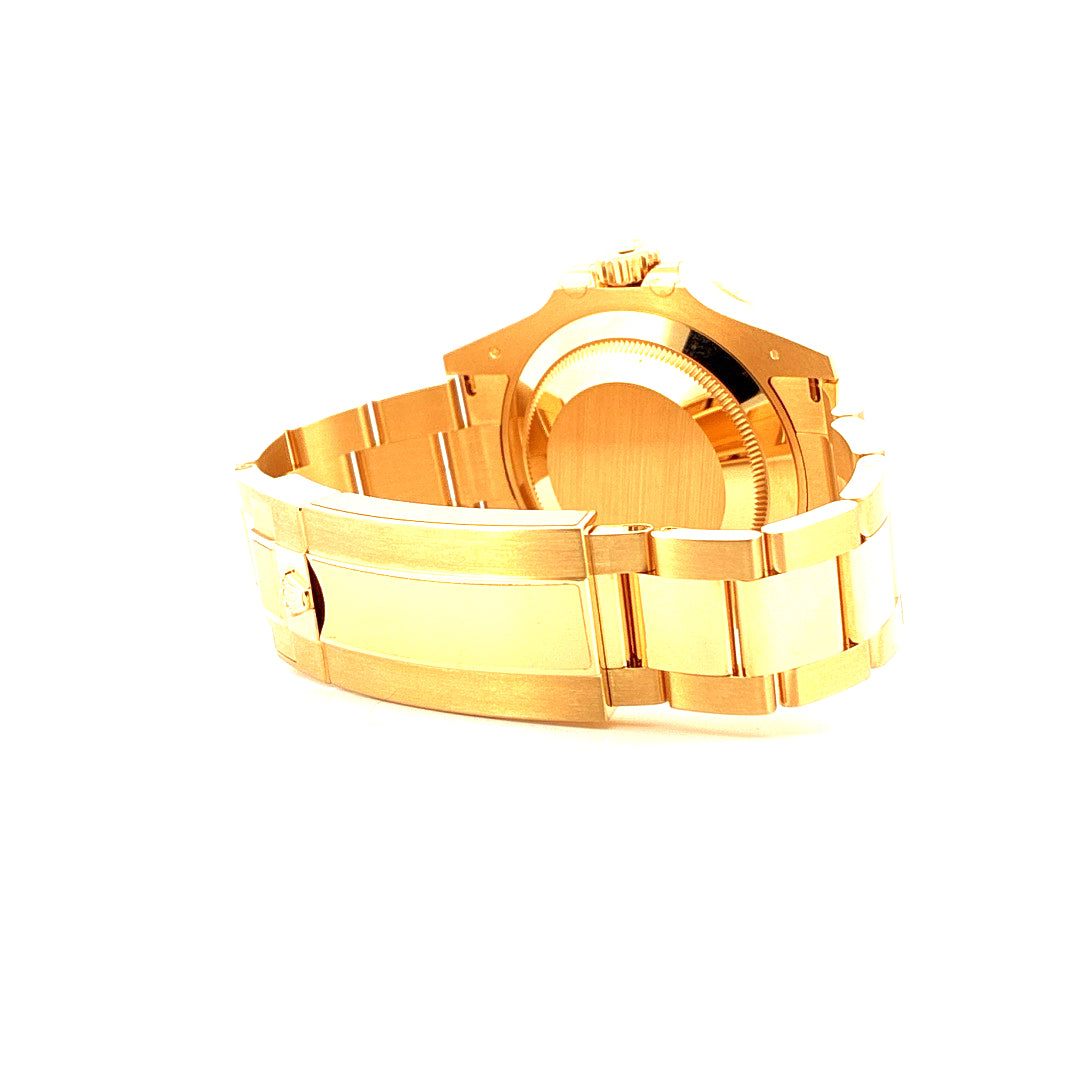 Rolex Submariner 126618LB Date Gelbgold Rückansicht mit Band im Detail auf weißem Hintergrund