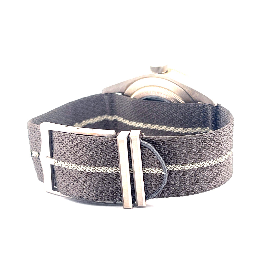 Seitenansicht der Tudor Black Bay Fifty-Eight 925 Silver mit Stoffarmband und Silberschließe