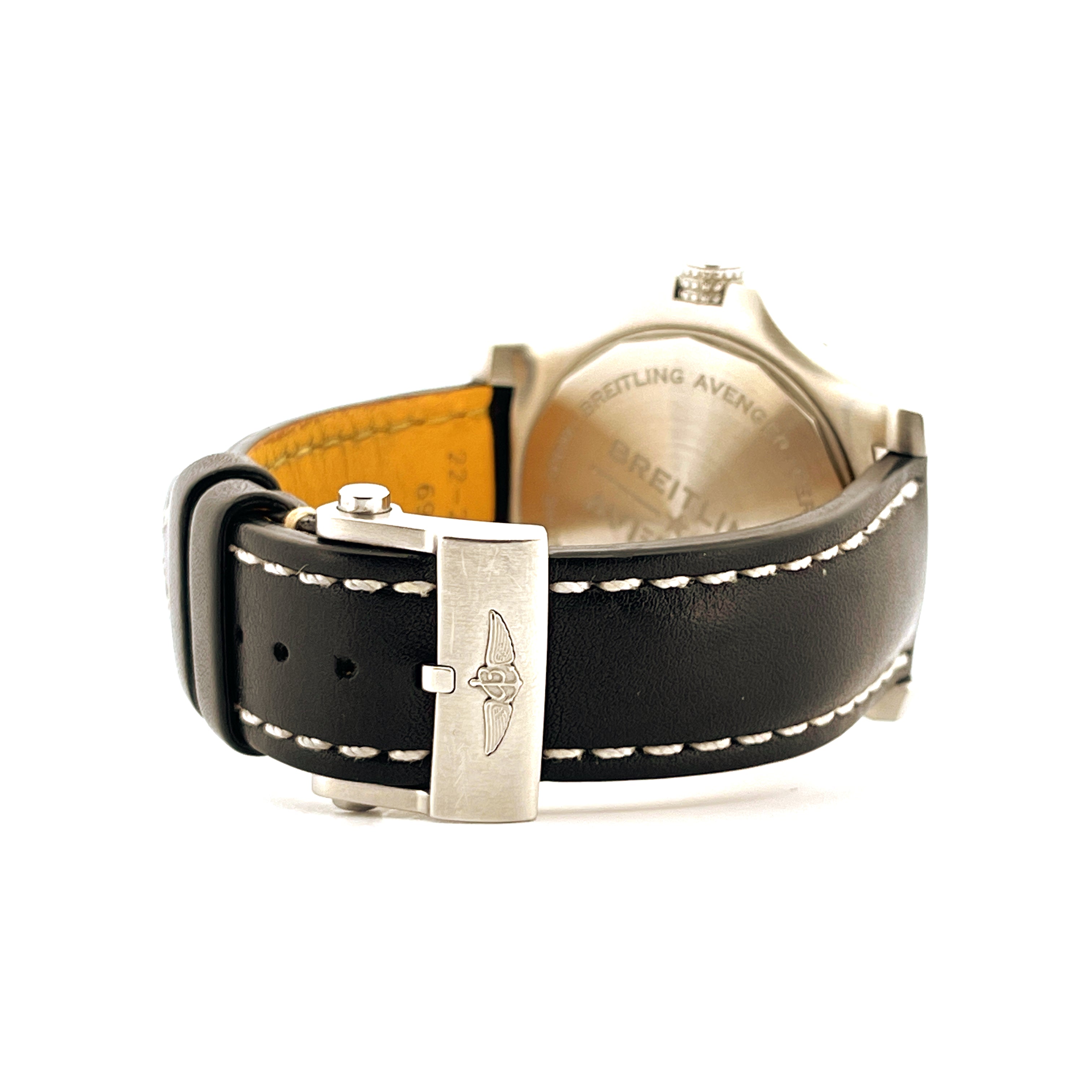 Breitling Avenger Automatic GMT 43 in Stahl mit schwarzem Lederarmband und Breitling-Schließe