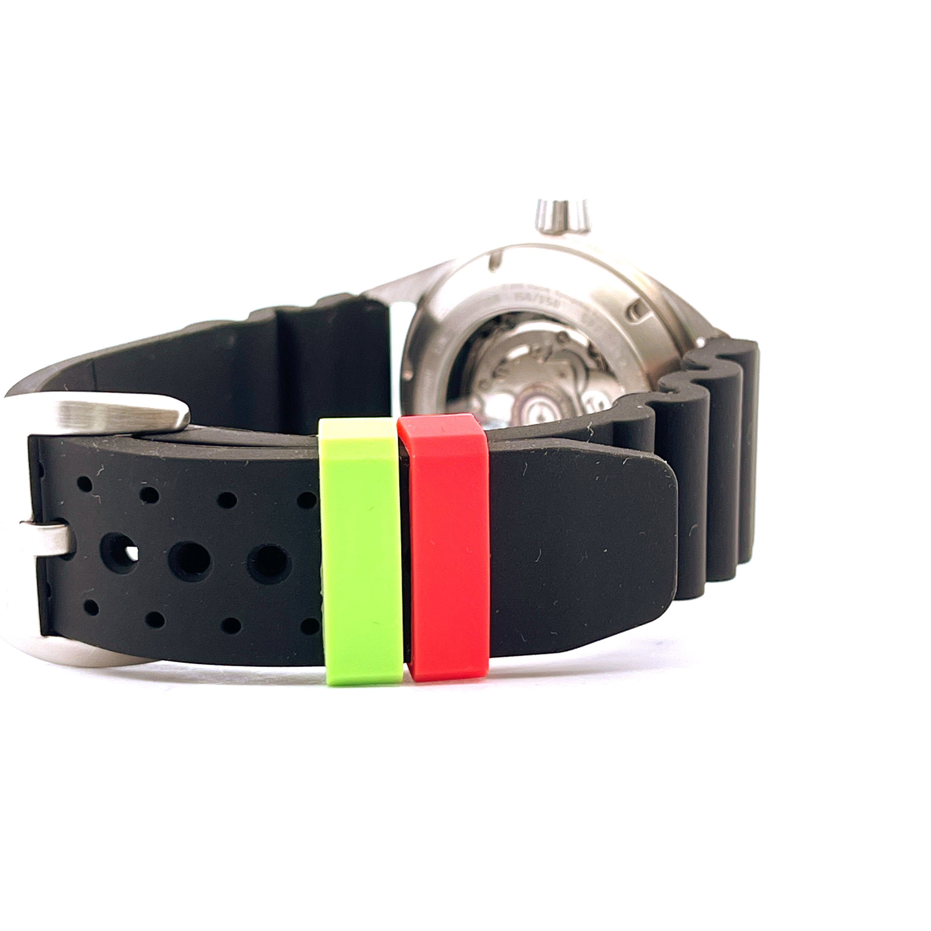 Spinnaker Cahill Automatic SpongeBob, Detailansicht des schwarzen Kautschukarmbands mit zwei farbigen Clips und Edelstahlu…