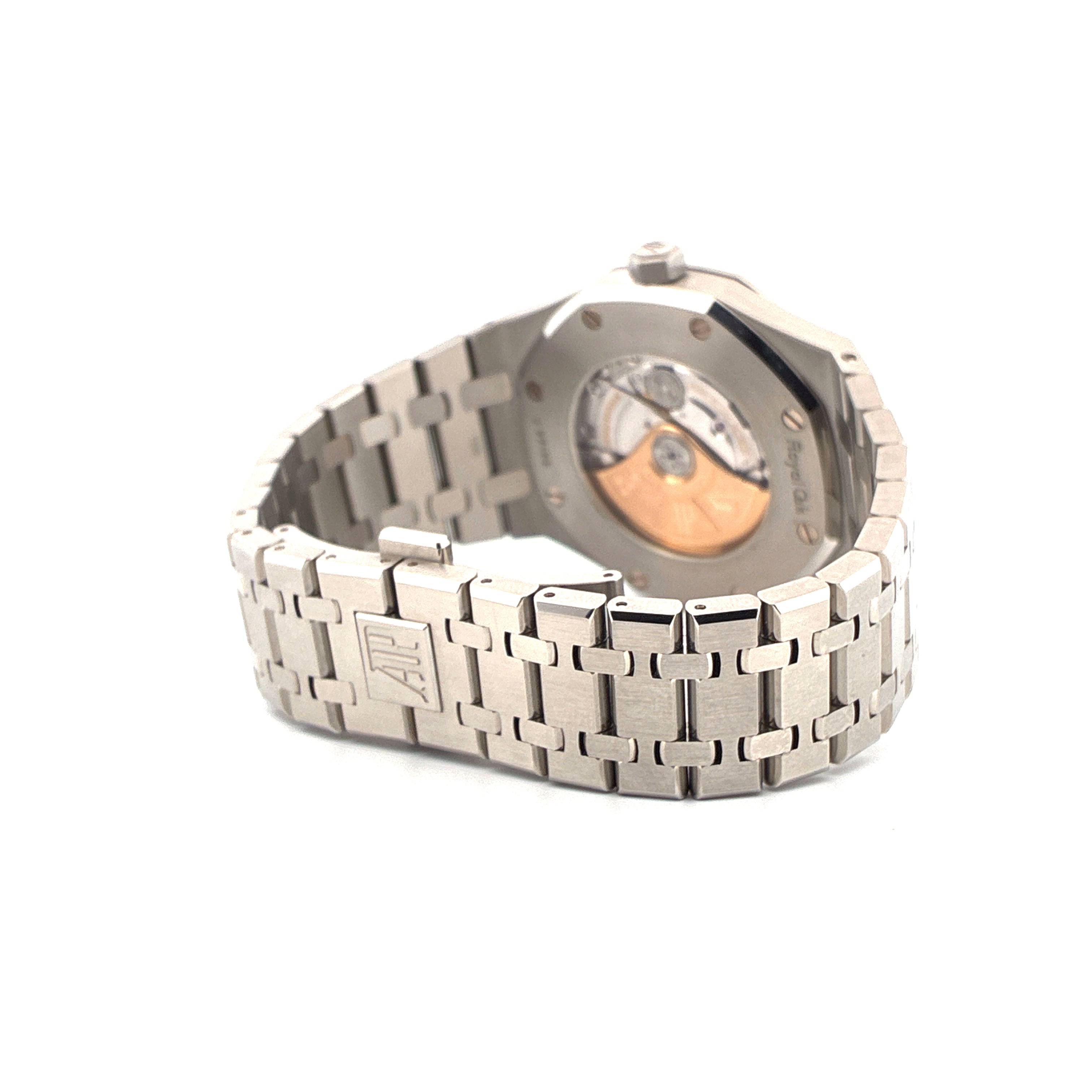Audemars Piguet Royal Oak aus Edelstahl, Seitenansicht mit Sicht auf das Uhrwerk und das AP-Logo auf dem Armband