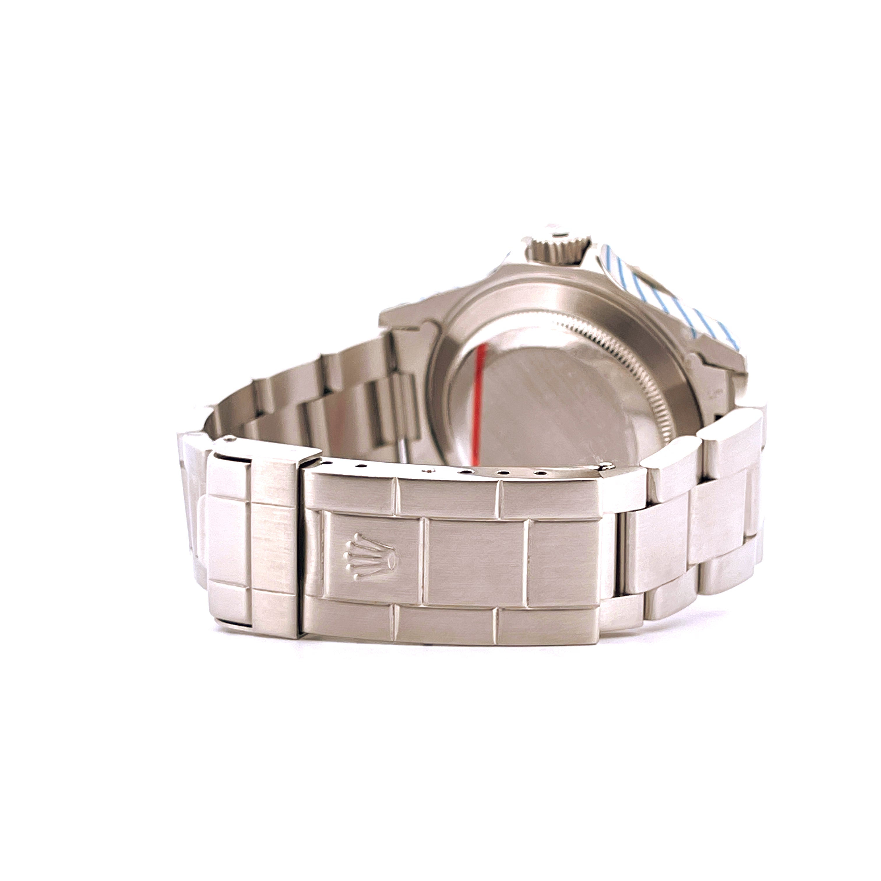 Rolex Submariner No Date 14060M von der Seite mit geschlossenem Stahlarmband und Kronen-Logo auf der Schließe