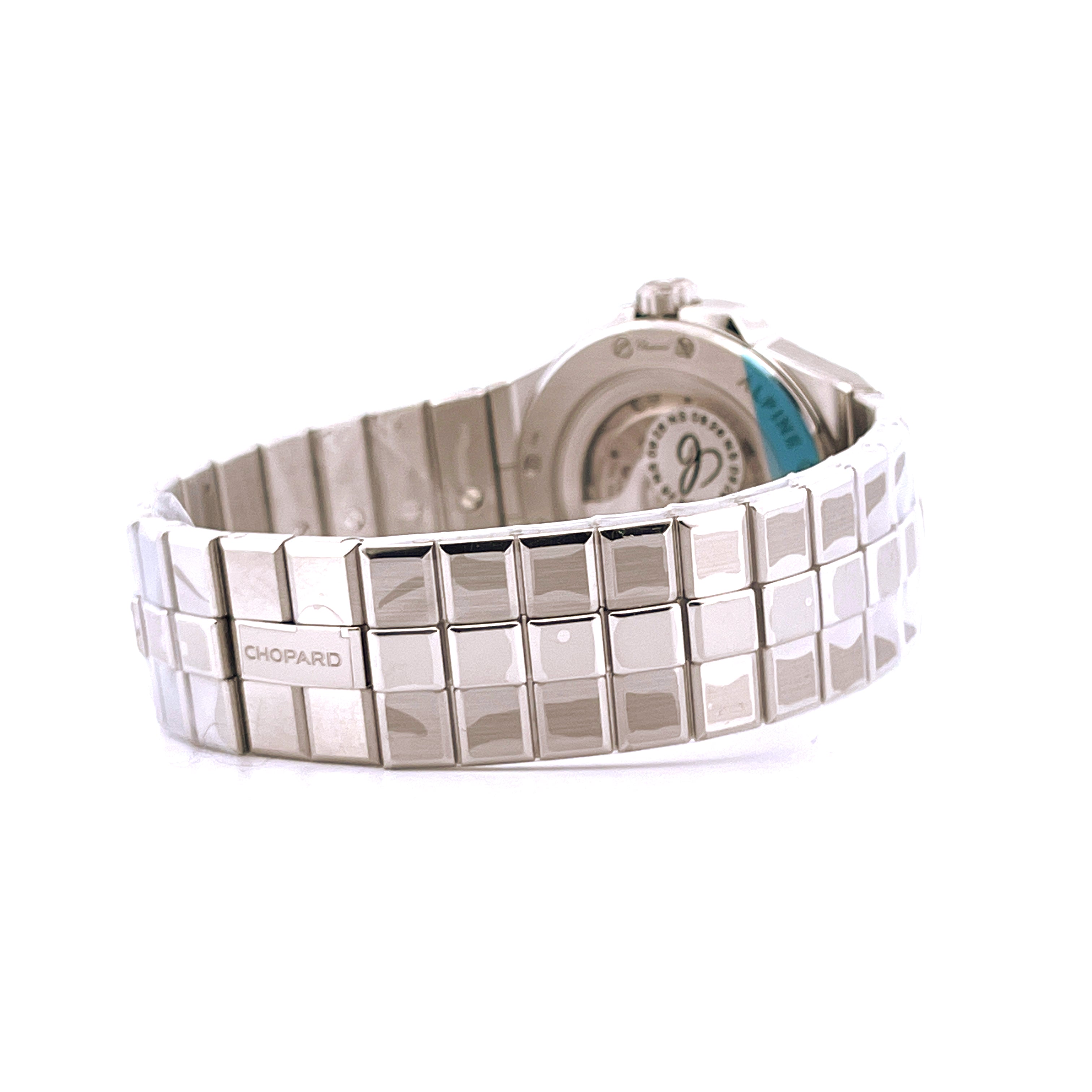 Nahaufnahme des Chopard Alpine Eagle 33mm Edelstahlarmbands mit sichtbarem Chopard-Schriftzug und Armbandstruktur
