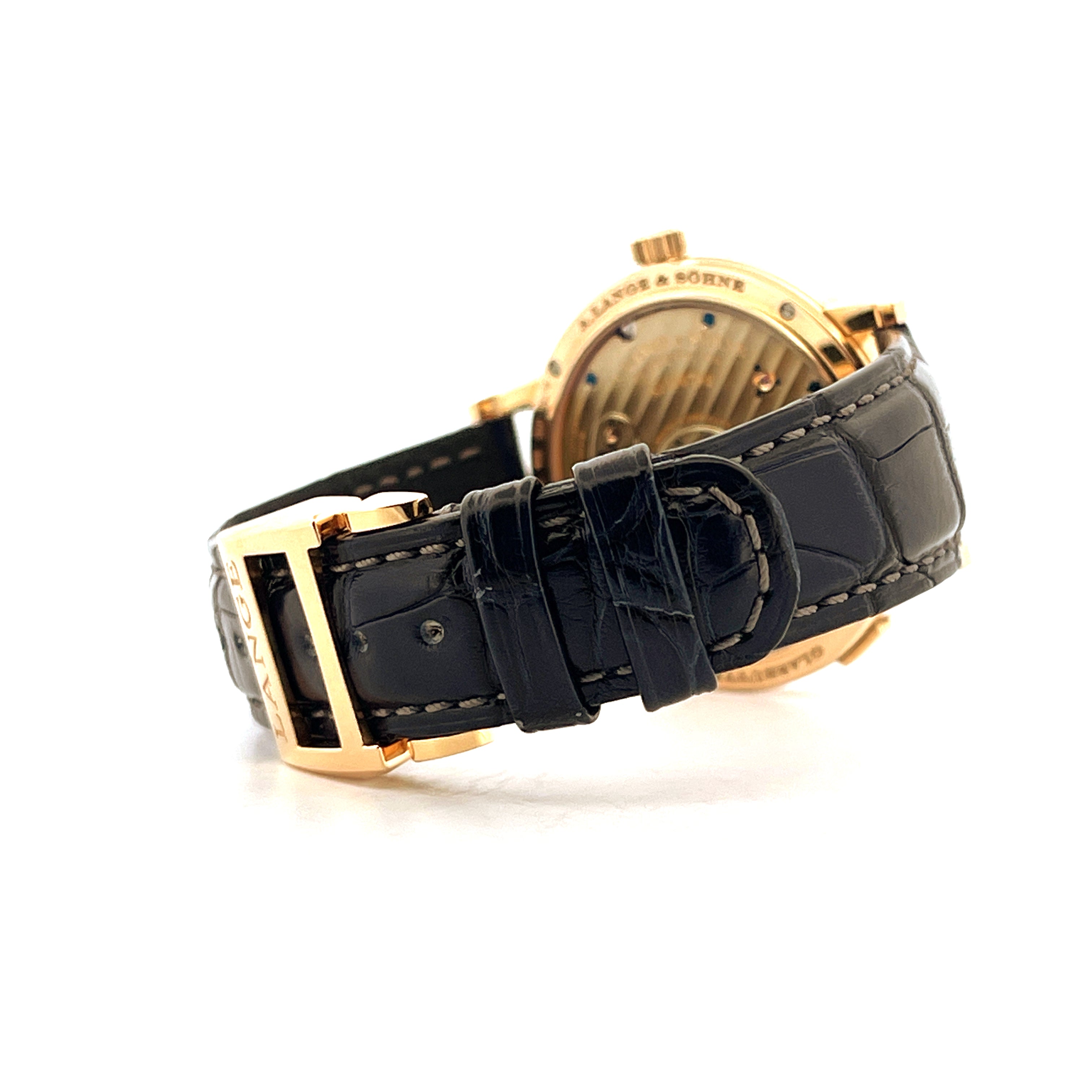 Seitenansicht des A. Lange & Söhne Grand Lange 1 mit schwarzem Lederarmband und Roségold-Faltschließe