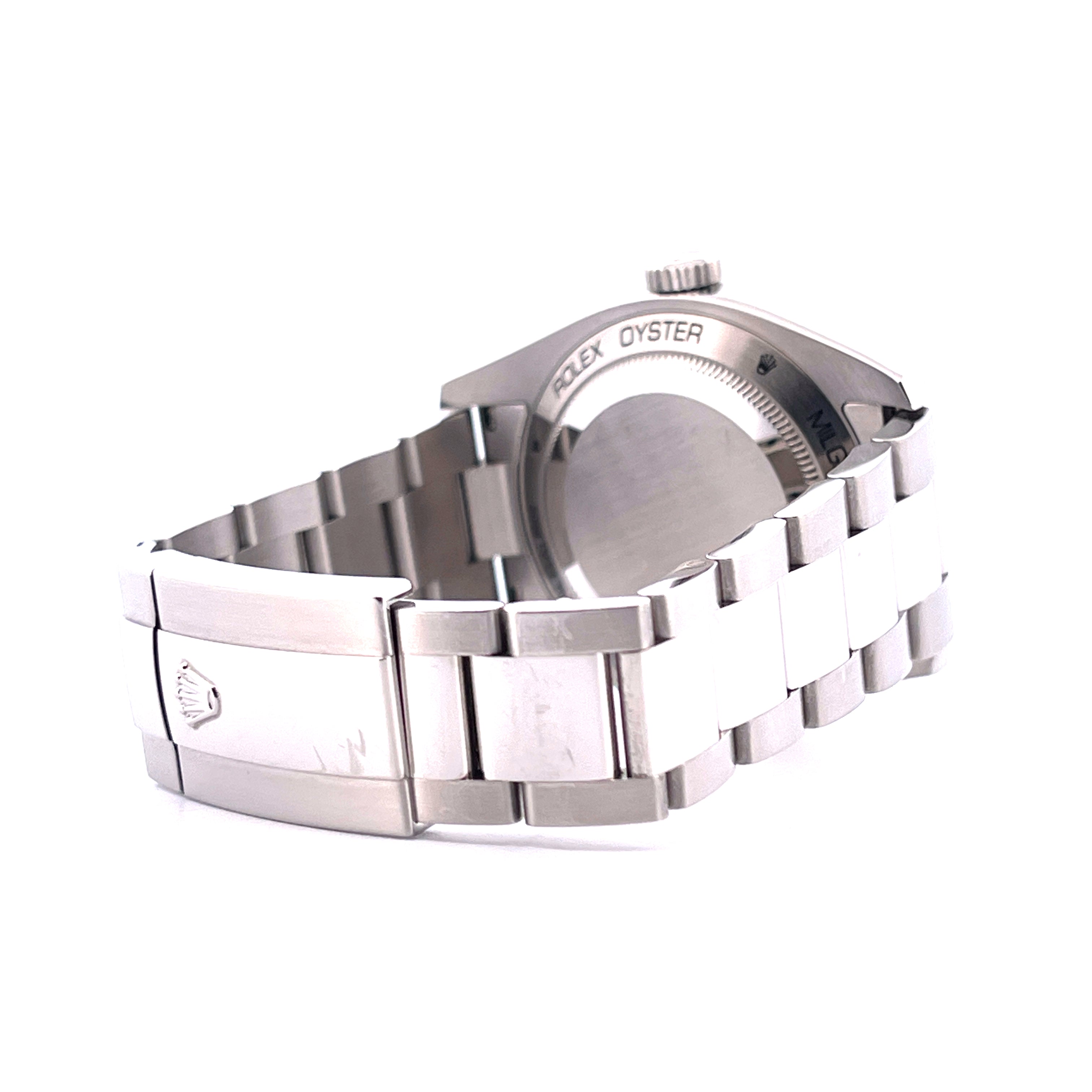Seitenansicht einer Rolex Milgauss 116400GV aus Edelstahl mit Oyster-Band und Rolex-Krone auf weißem Hintergrund