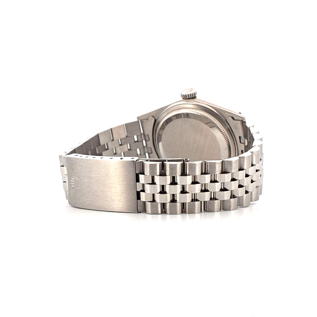 Rolex Datejust 36, Stahl, von der Seite mit dem geschlossenen Armband und der Schließe mit Rolex-Krone auf weißem Hintergrund