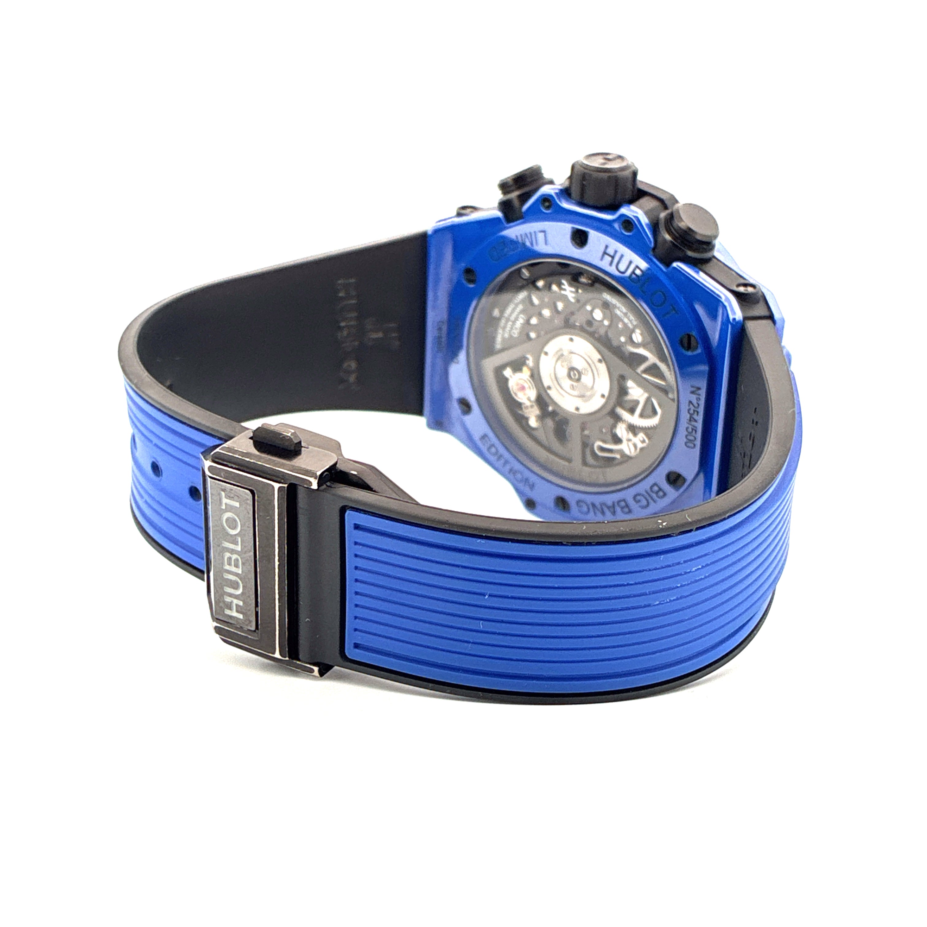 Rückansicht einer blauen Keramik Hublot Big Bang Unico mit Sichtboden und blauem Kautschukarmband