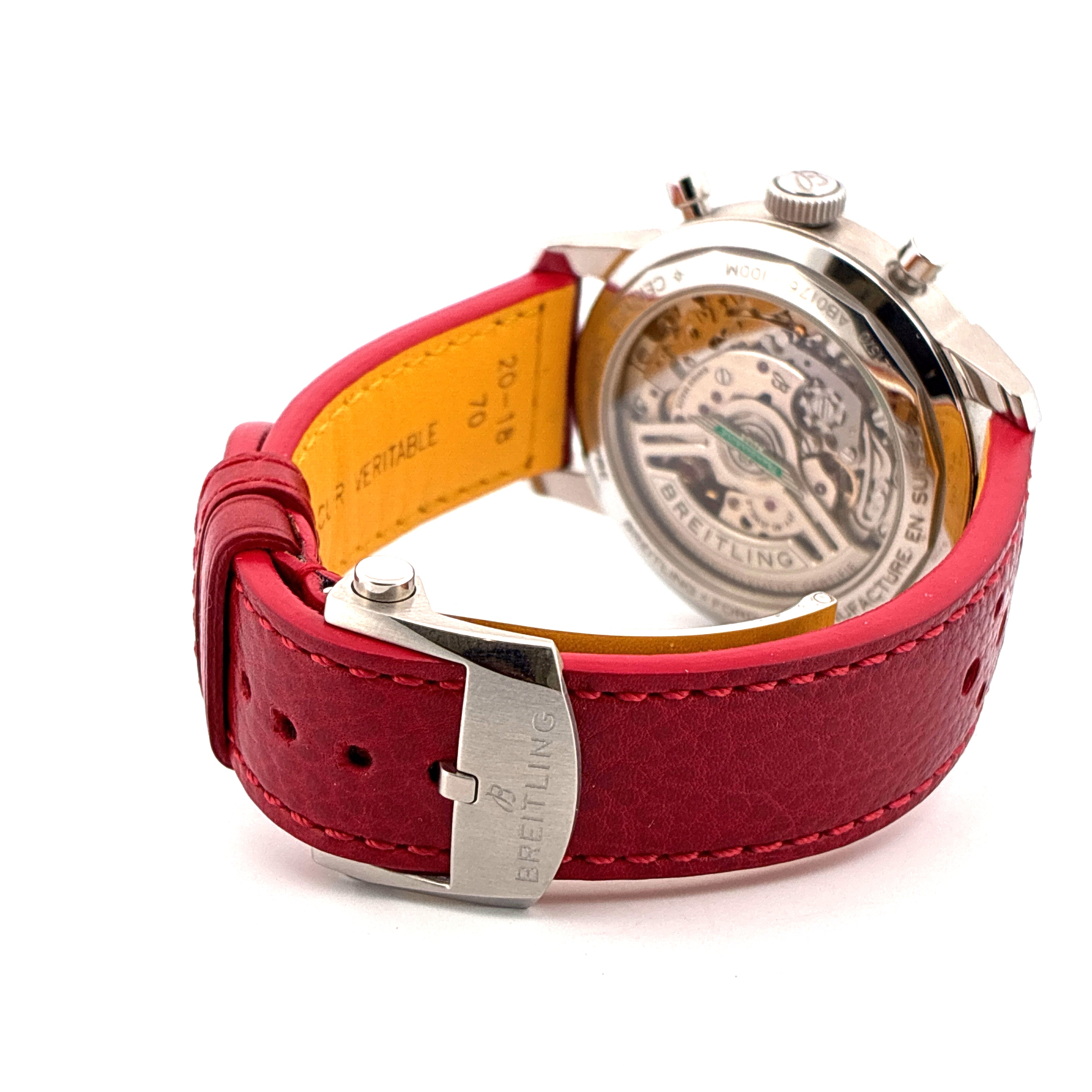 Breitling Top Time B01 Ford Thunderbird, Rückseite mit offenem Uhrwerk und rotem Lederarmband