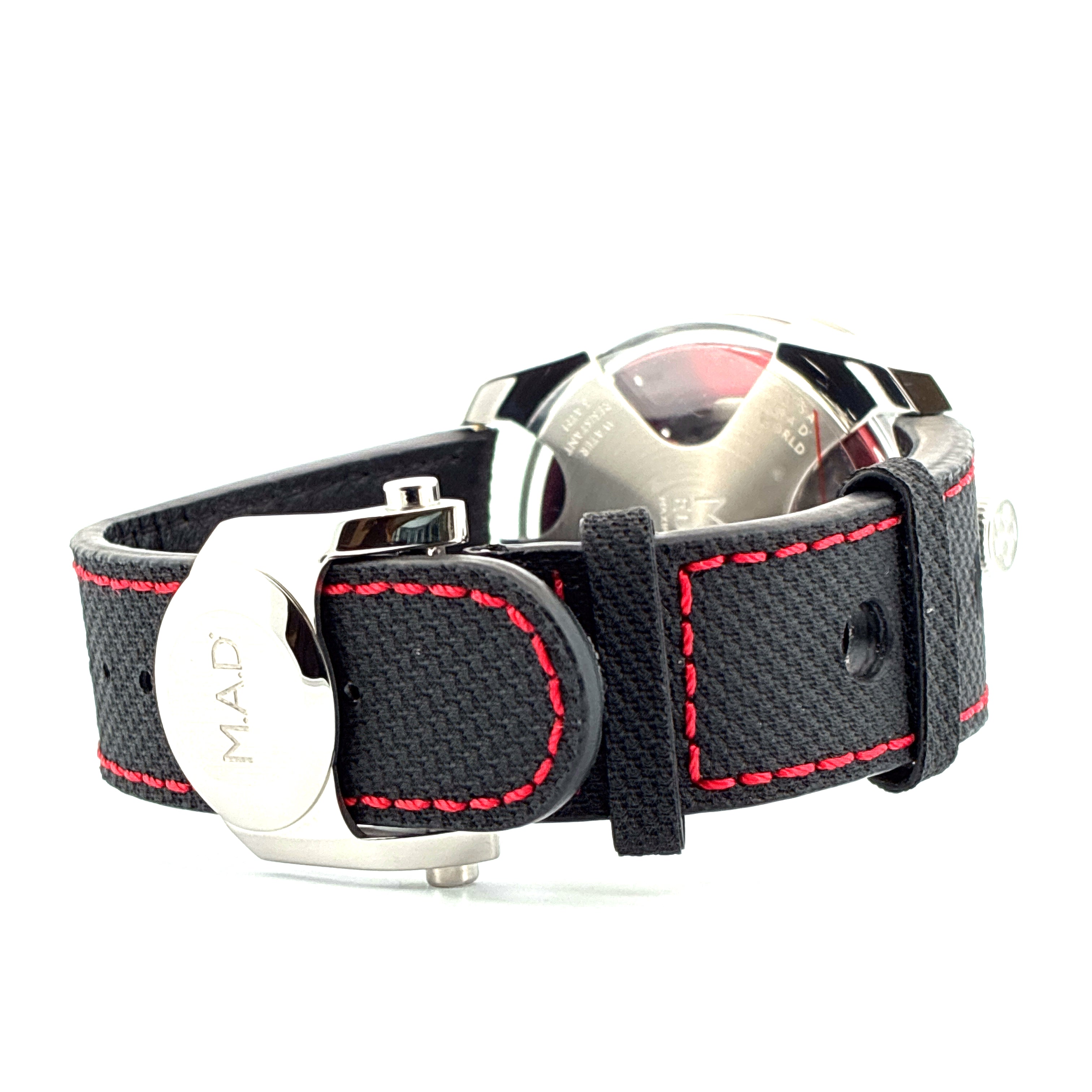 Seitenansicht des MB&F M.A.D. 1 Edition Red Armbands mit schwarzem Textilband und roter Naht auf weißem Hintergrund