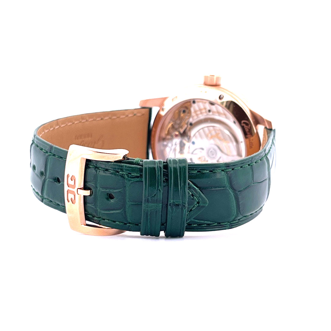 Glashütte Original PanoMaticLunar im Detail eine grüne Krokolederschließe mit Roségolddetails