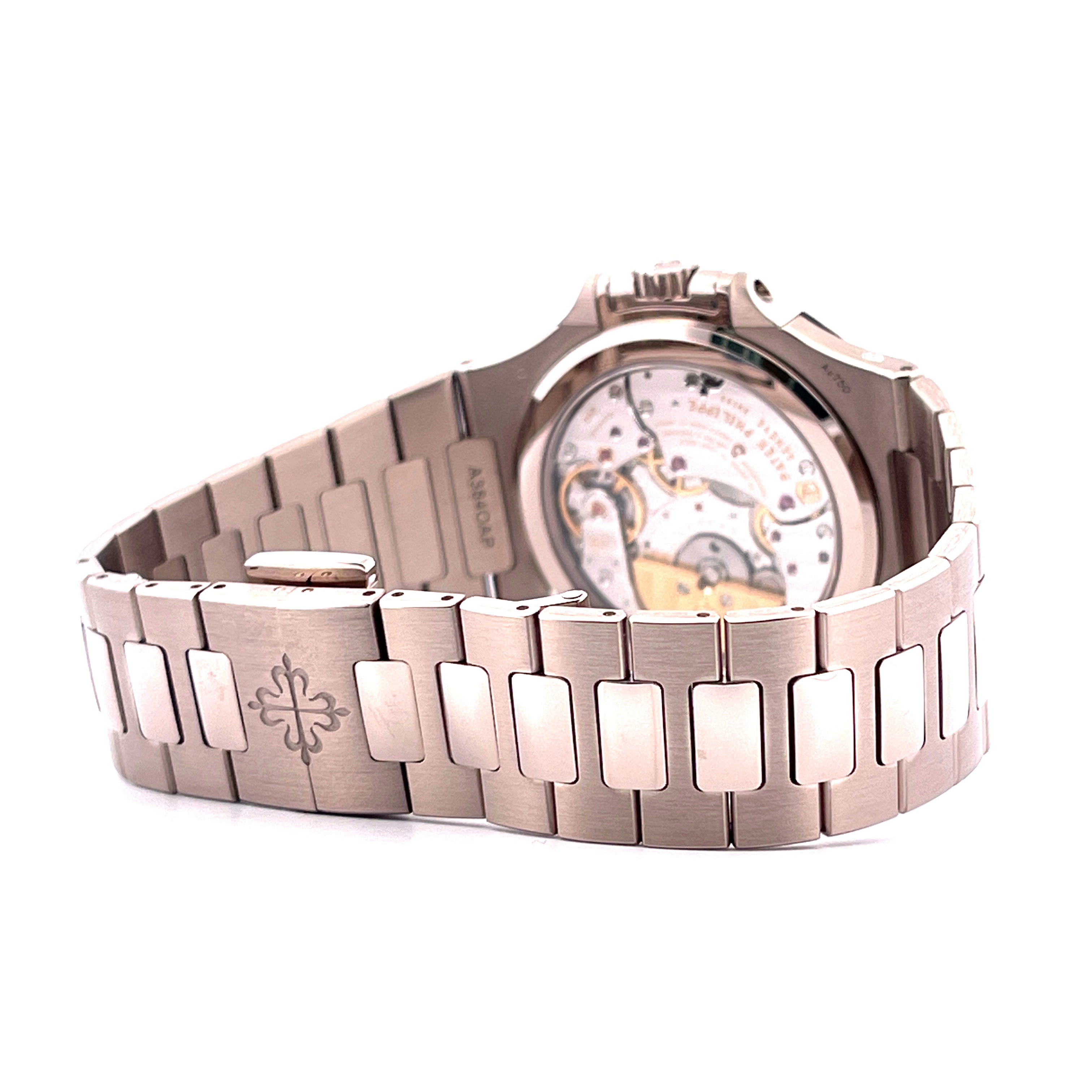 Patek Philippe Nautilus Perpetual Calendar 2019 Seitenansicht des Weißgoldgehäuses mit Automatikwerk und integriertem Armband auf weißem Hintergrund