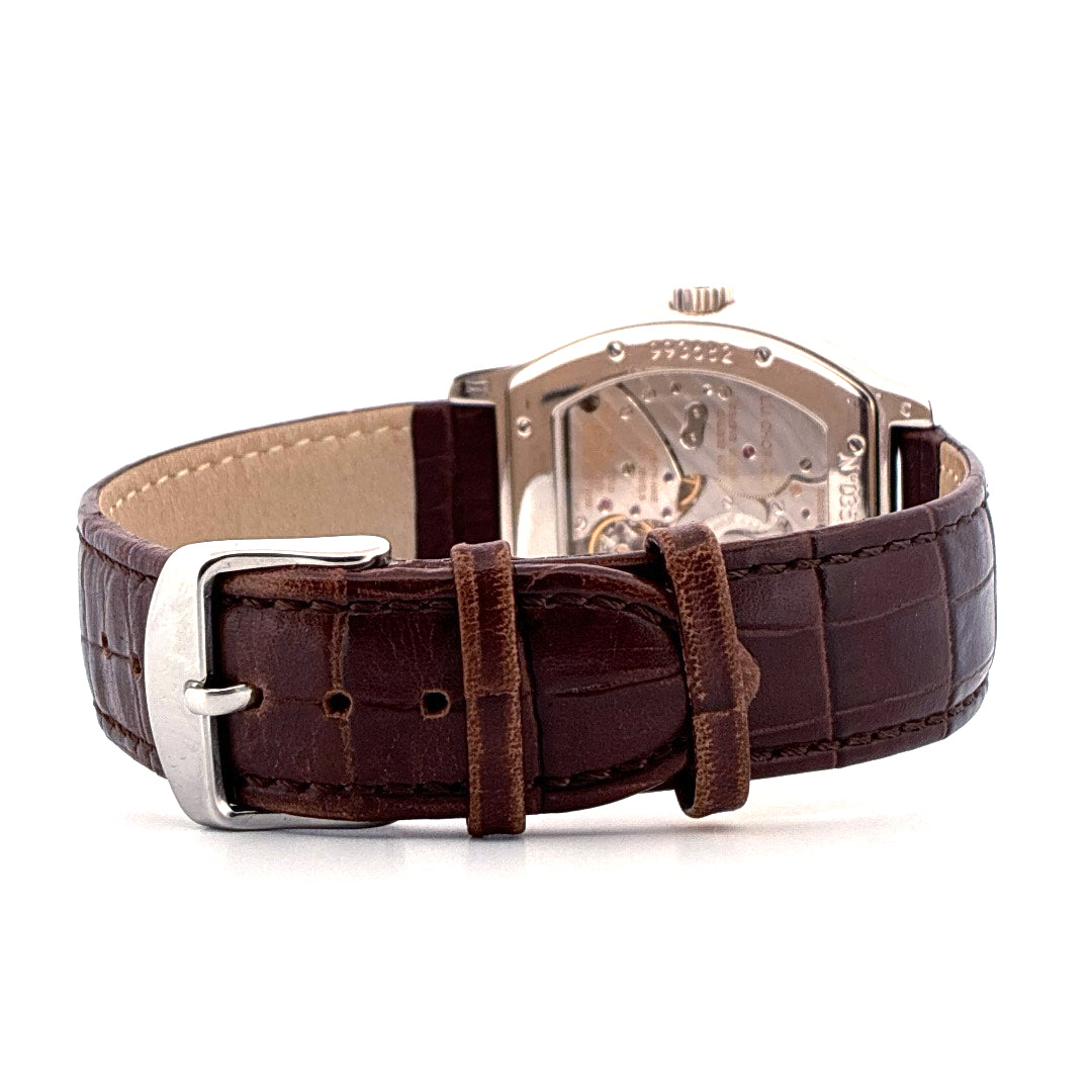 Rückansicht einer Chopard L.U.C Tonneau aus Weißgold mit braunem Kroko-Lederarmband und silberner Schließe