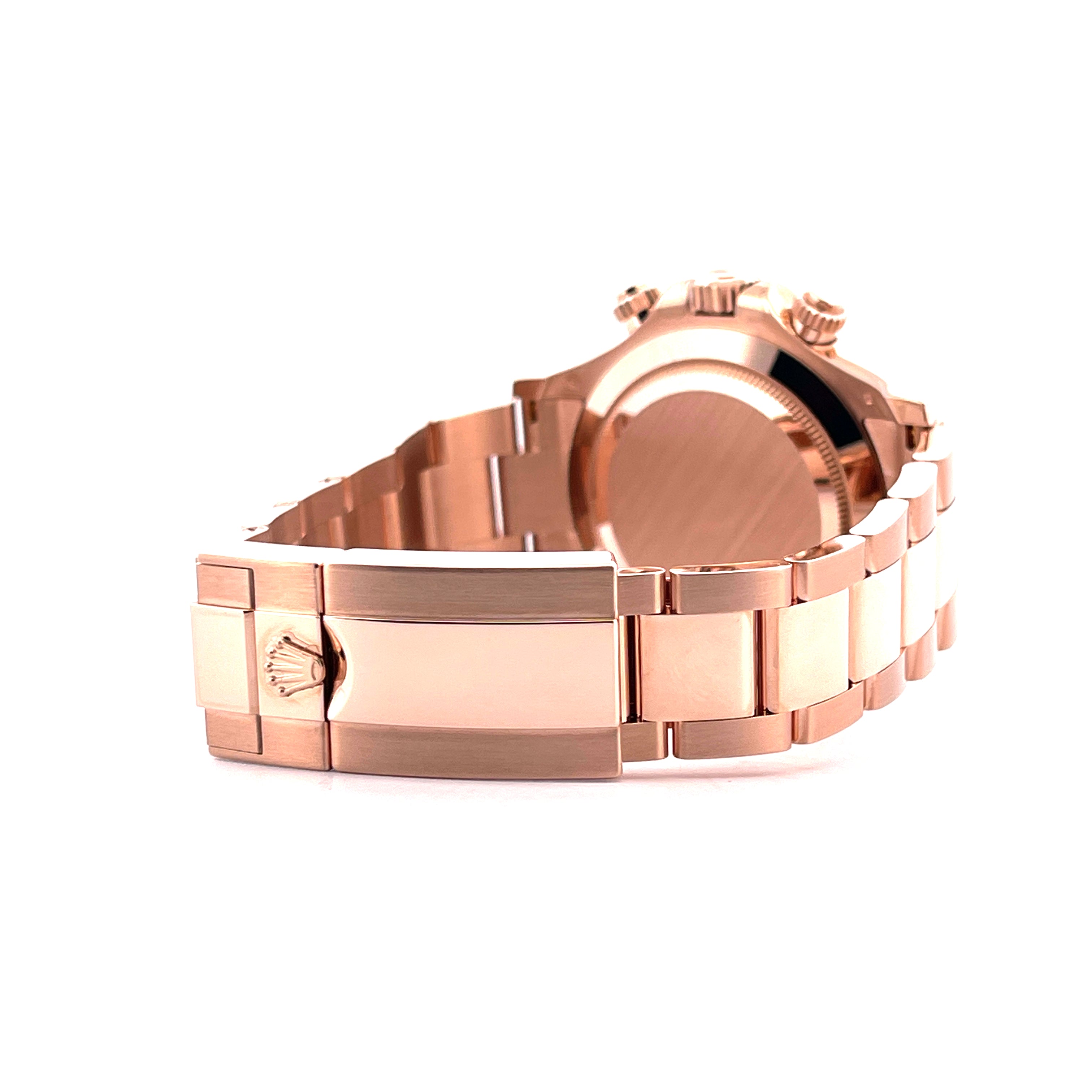 Seitenansicht einer Rolex Daytona Everose 18 Karat Roségold-Uhr mit verdeckter Schließe und einem Teil des Armbands