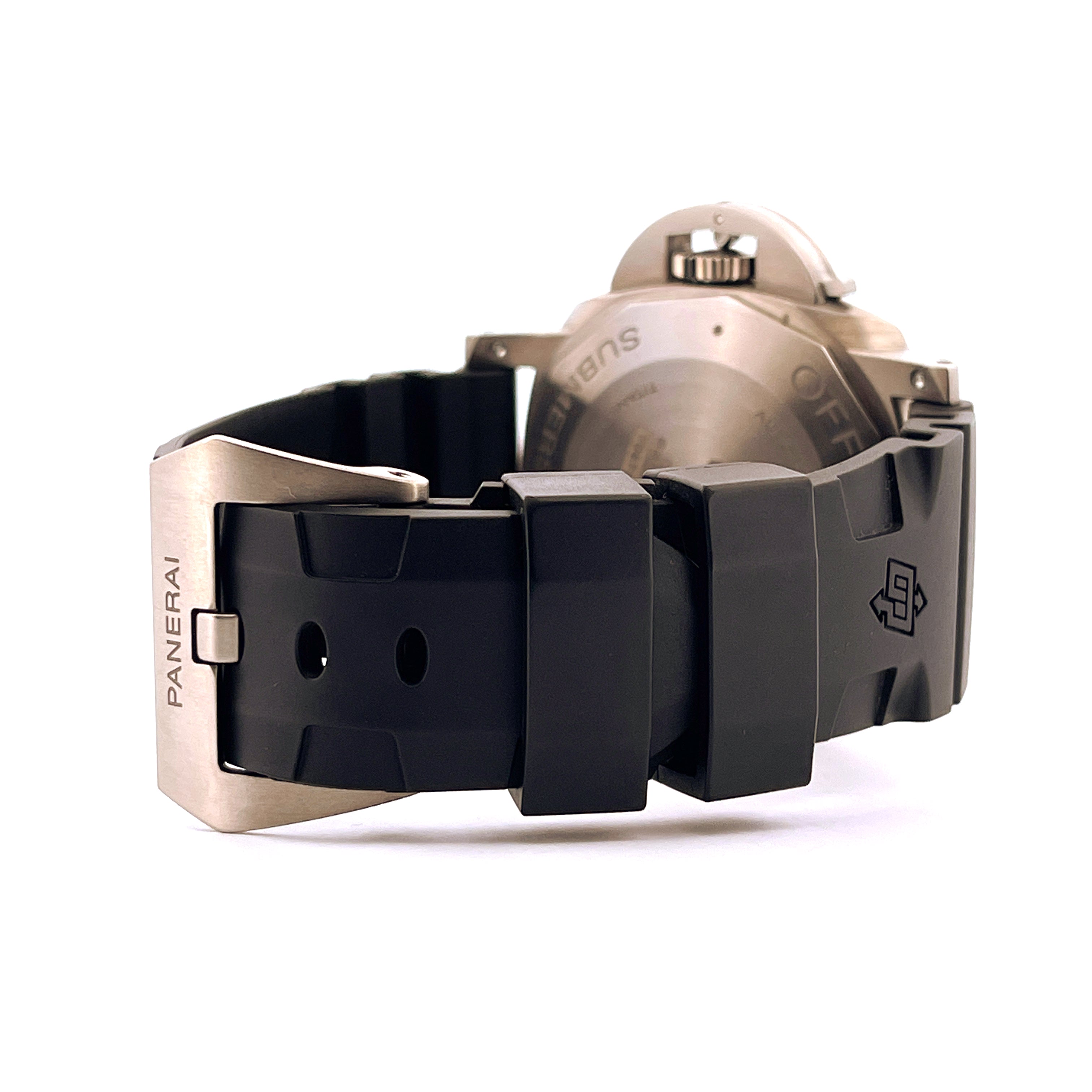 Seitenansicht eines Panerai Luminor Submersible 1950 3 Days Titan mit schwarzem Kautschukarmband und Titanschließe