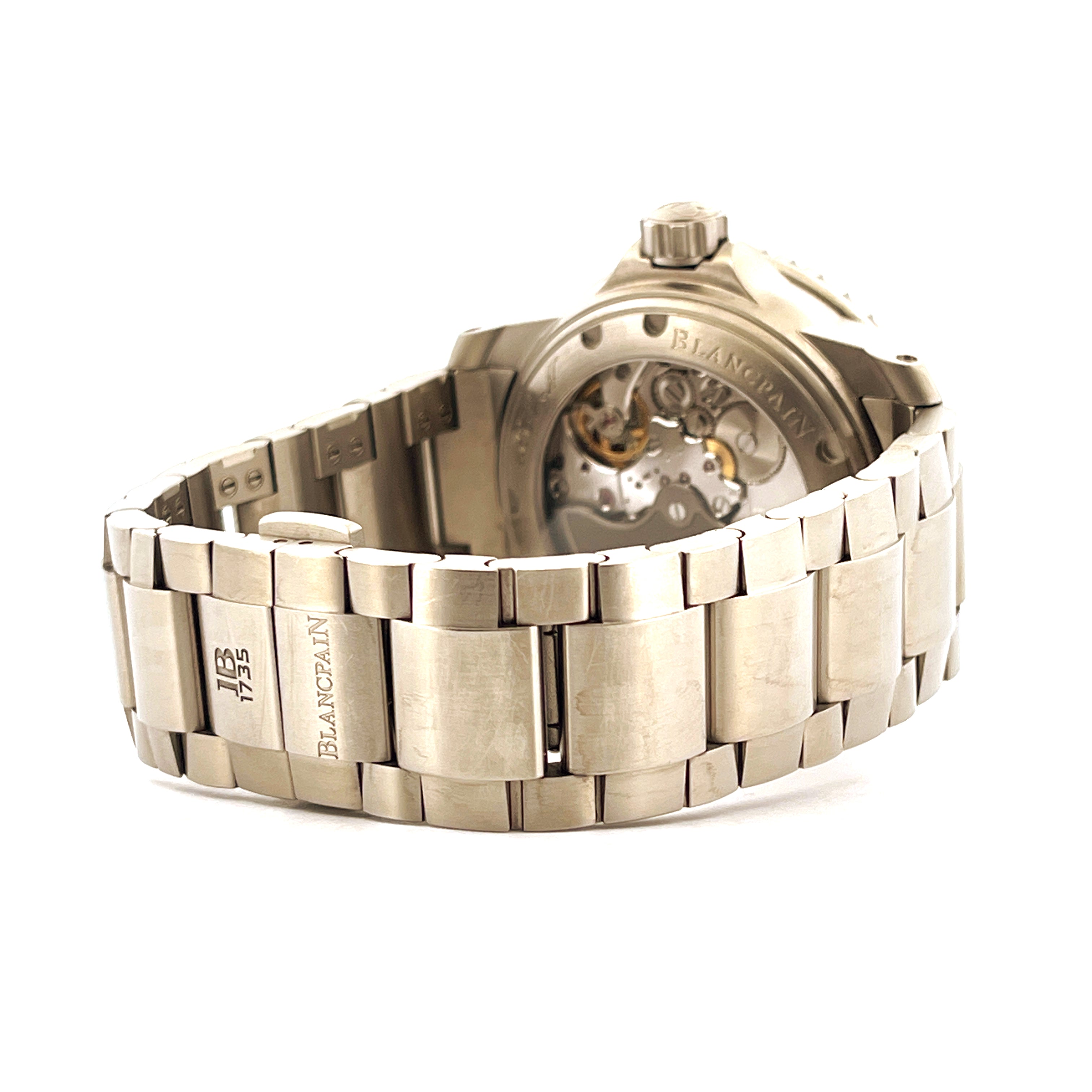 Rückansicht eines Blancpain Fifty Fathoms Automatik 45mm aus Titan mit Sichtboden und Metallarmband
