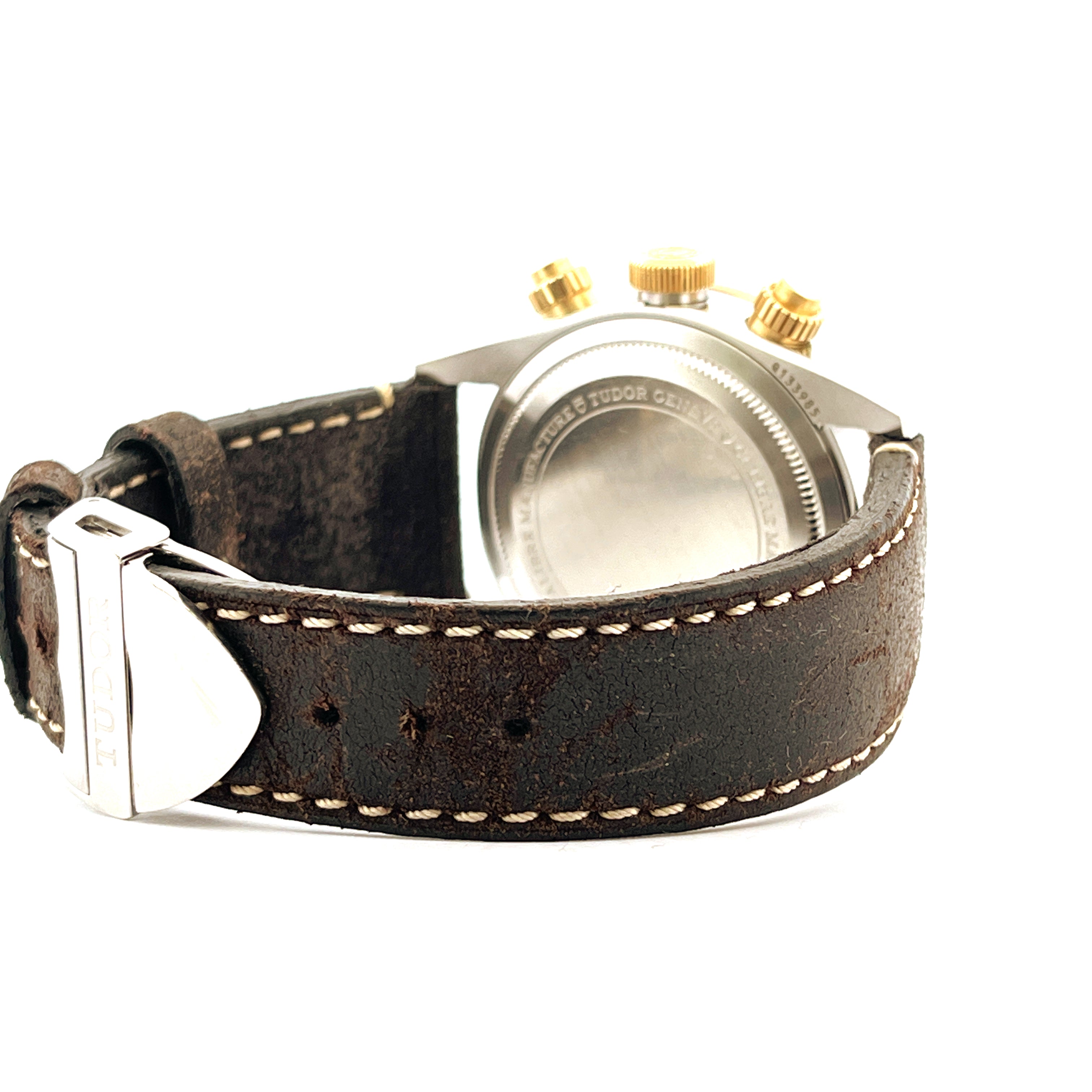 Seitenansicht der Tudor Black Bay Chrono S&G Automatik-Uhr mit braunem Lederarmband und Goldschrauben