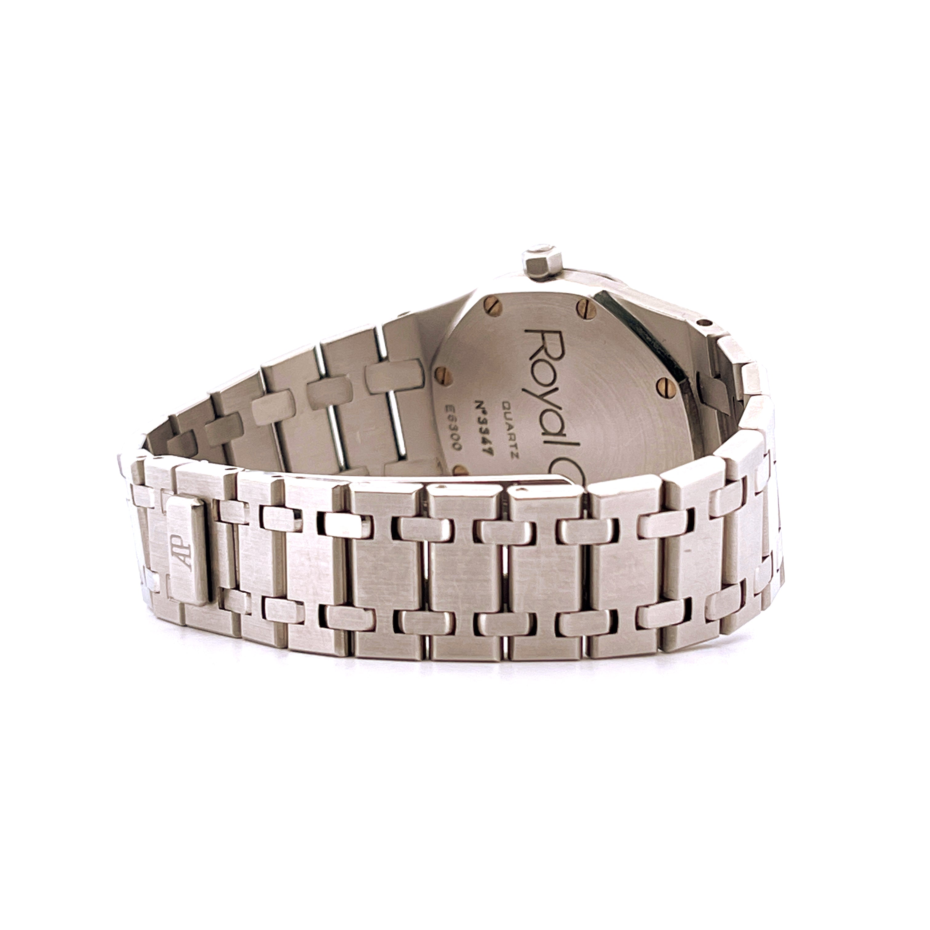 Seitenansicht eines Audemars Piguet Royal Oak 56175ST Edelstahl-Quarz-Armbands auf weißem Hintergrund