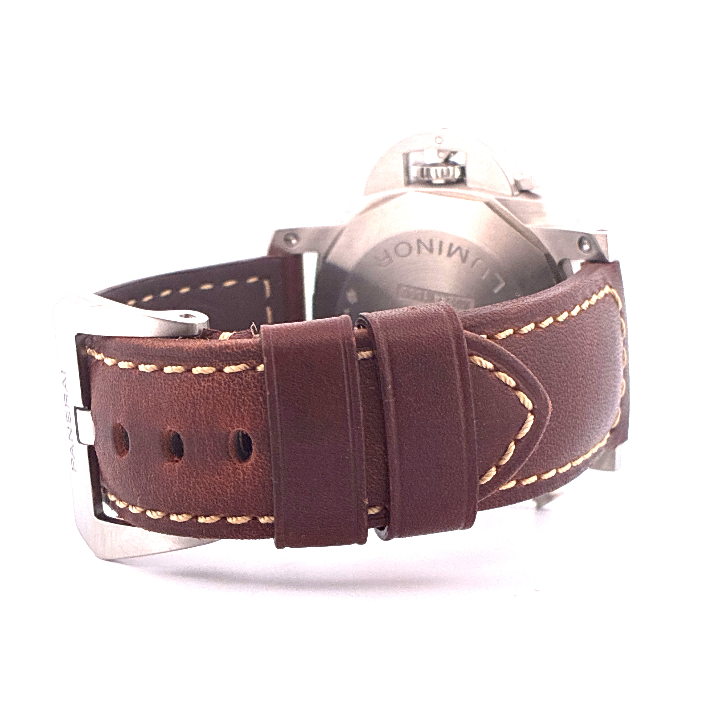 Detailansicht des braunen Lederarmbands einer Panerai Luminor Uhr mit weißer Naht und Edelstahlschließe
