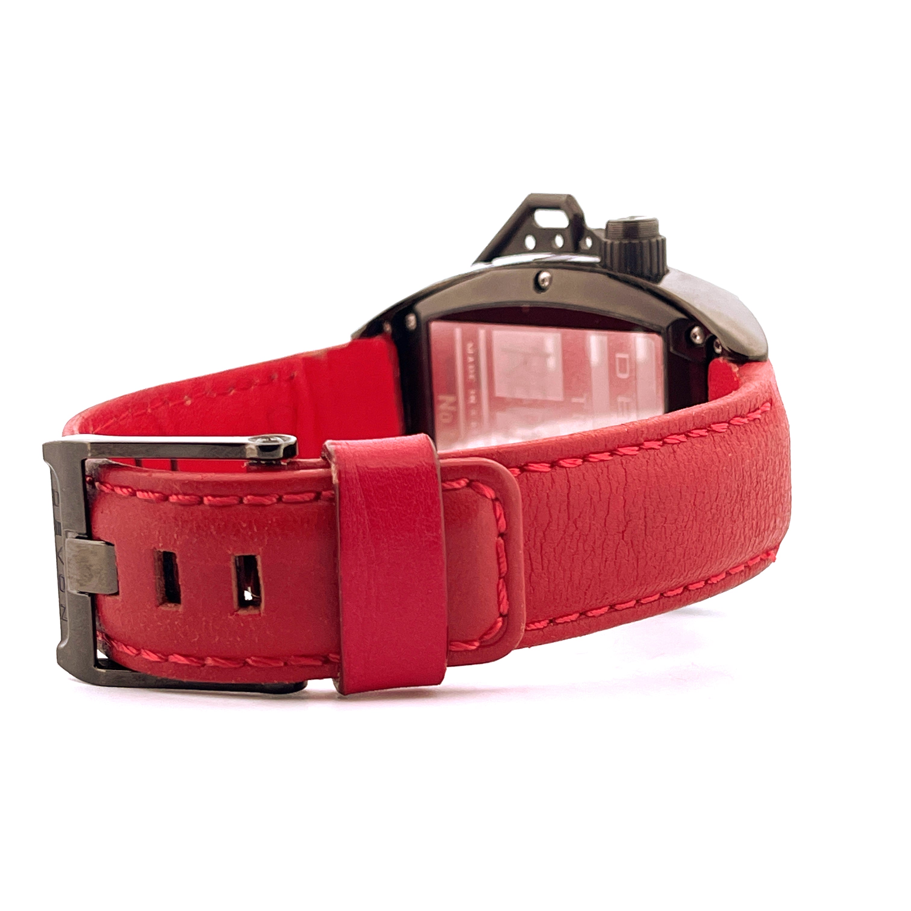 Seitenansicht einer roten Lederarmbanduhr Devon Tread 2 mit schwarzem Stahlgehäuse und Schnalle
