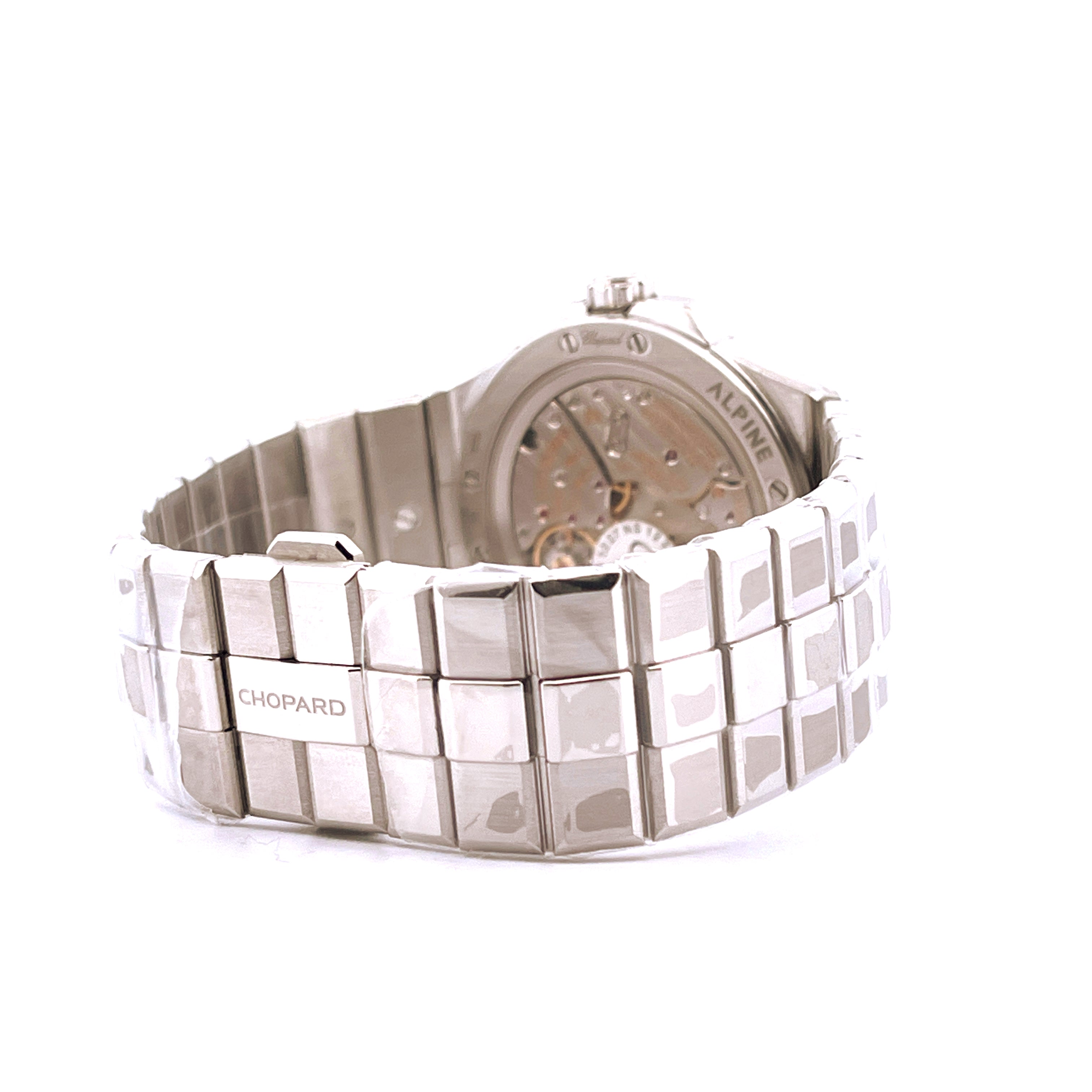 Chopard Alpine Eagle XPS Salmon aus Edelstahl mit markantem Armband und guillochiertem Werk auf weißem Hintergrund