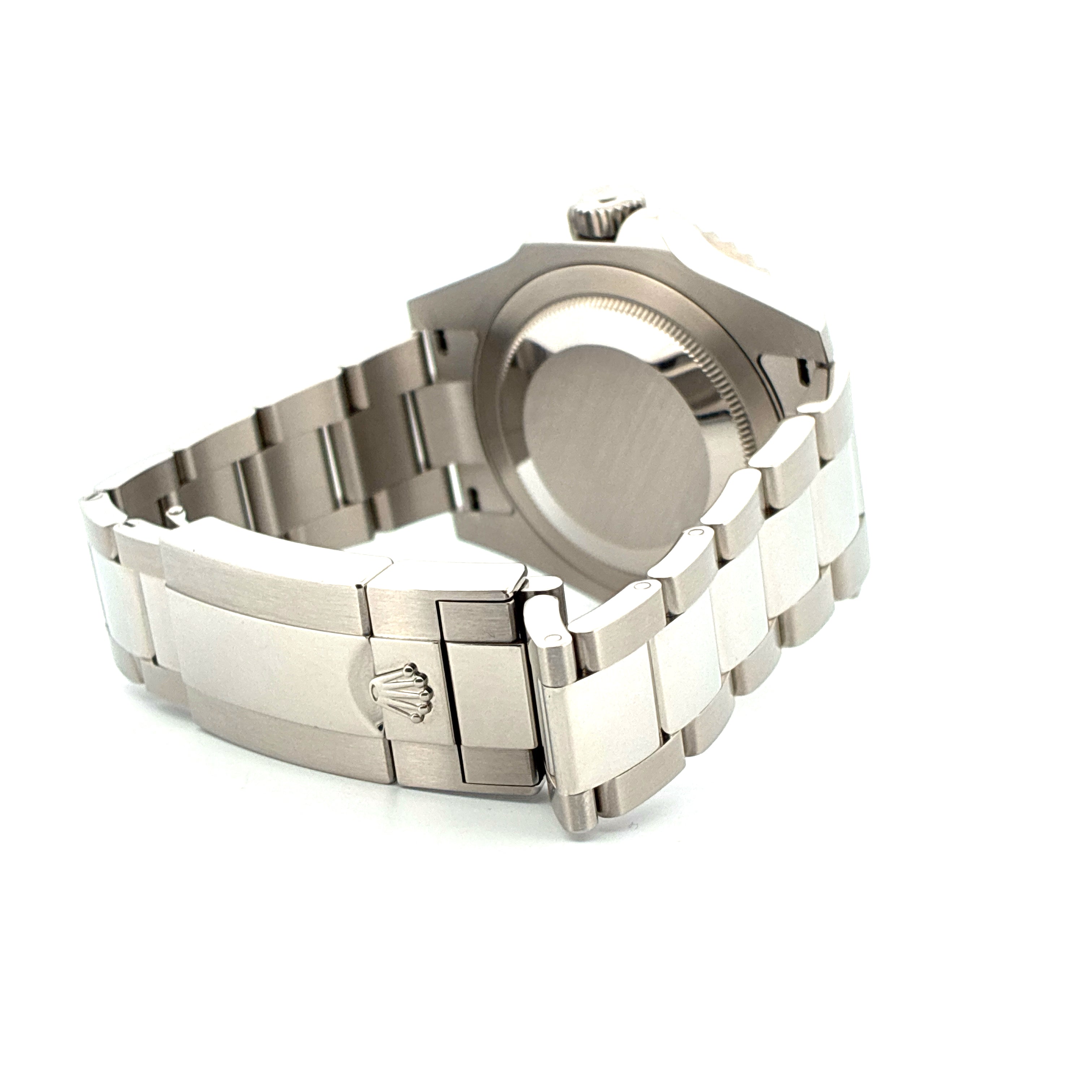 Rolex GMT-Master II Batman im Detail von der Seite auf weißem Hintergrund