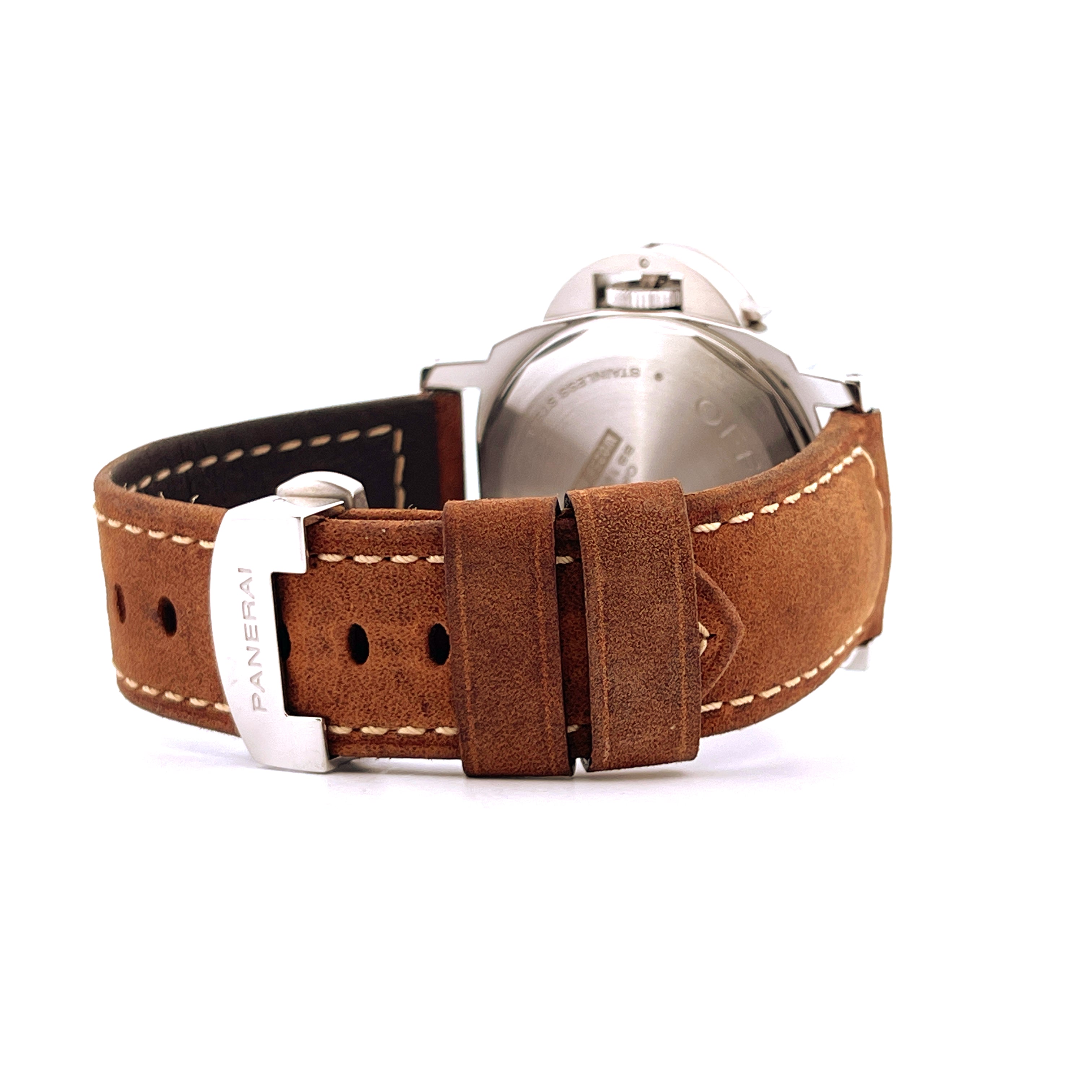 Seitenansicht einer Panerai Luminor Pam00914 mit braunem Lederarmband und Silberschließe auf weißem Hintergrund