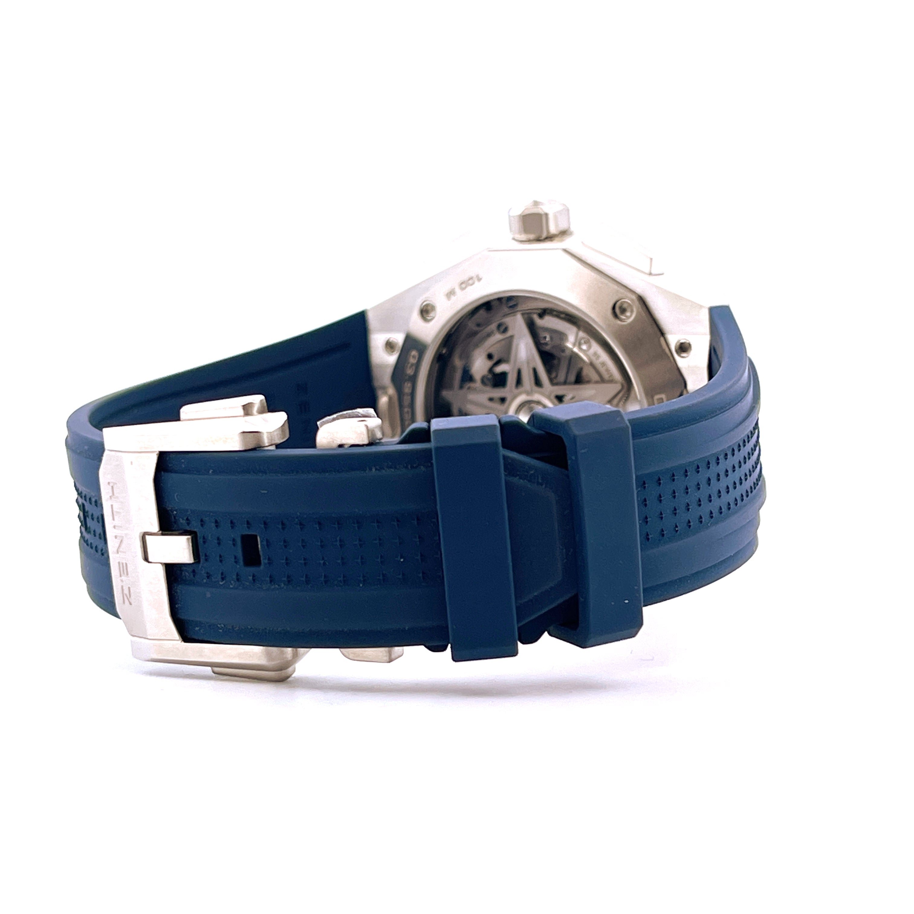 Zenith Defy Skyline Blue: Rückansicht eines Edelstahlgehäuses mit blauem Kautschukband und Silberschließe