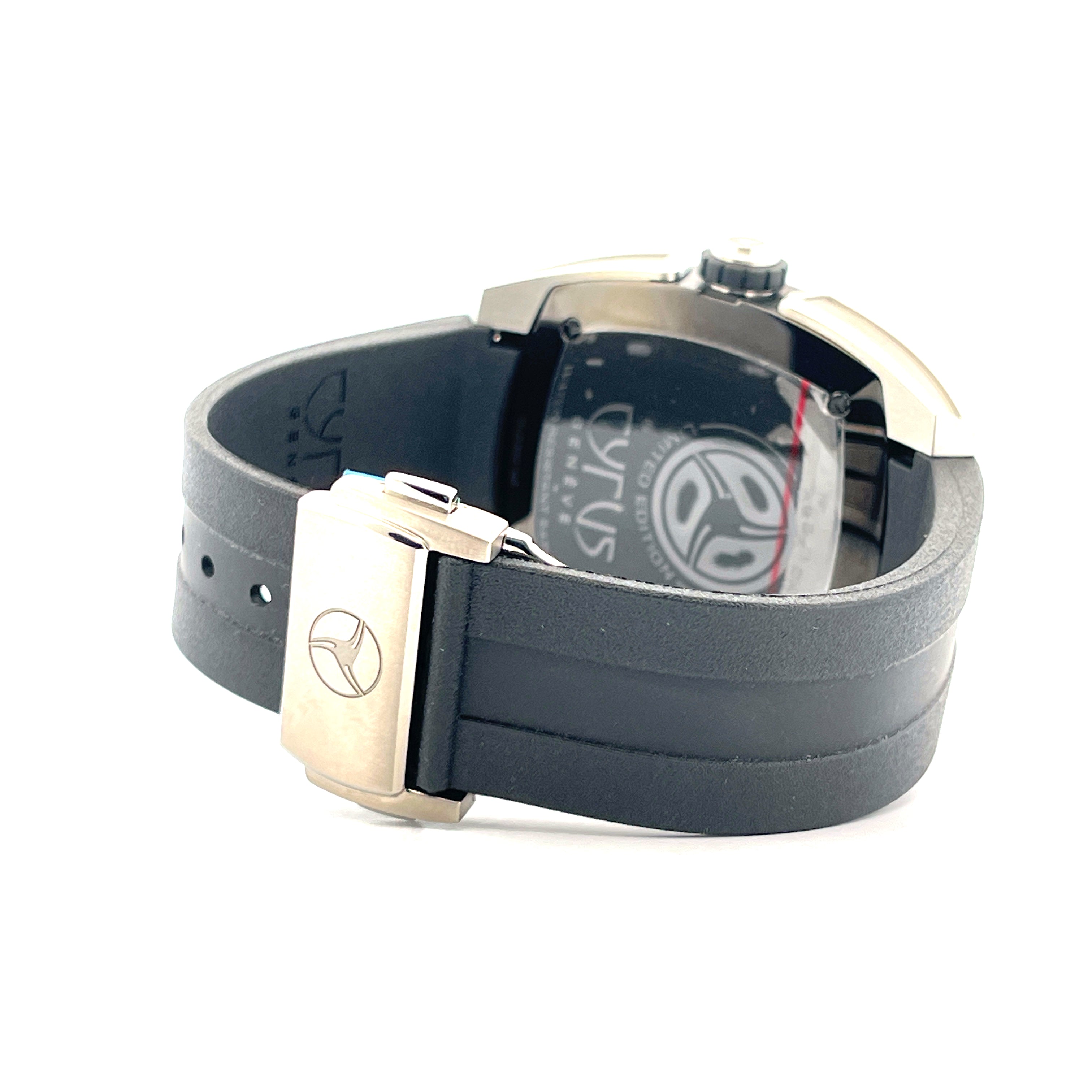 Cyrus Klepcys Solo Tempo, Detail der geschlossenen Edelstahlschließe mit Firmenlogo auf schwarzem Armband