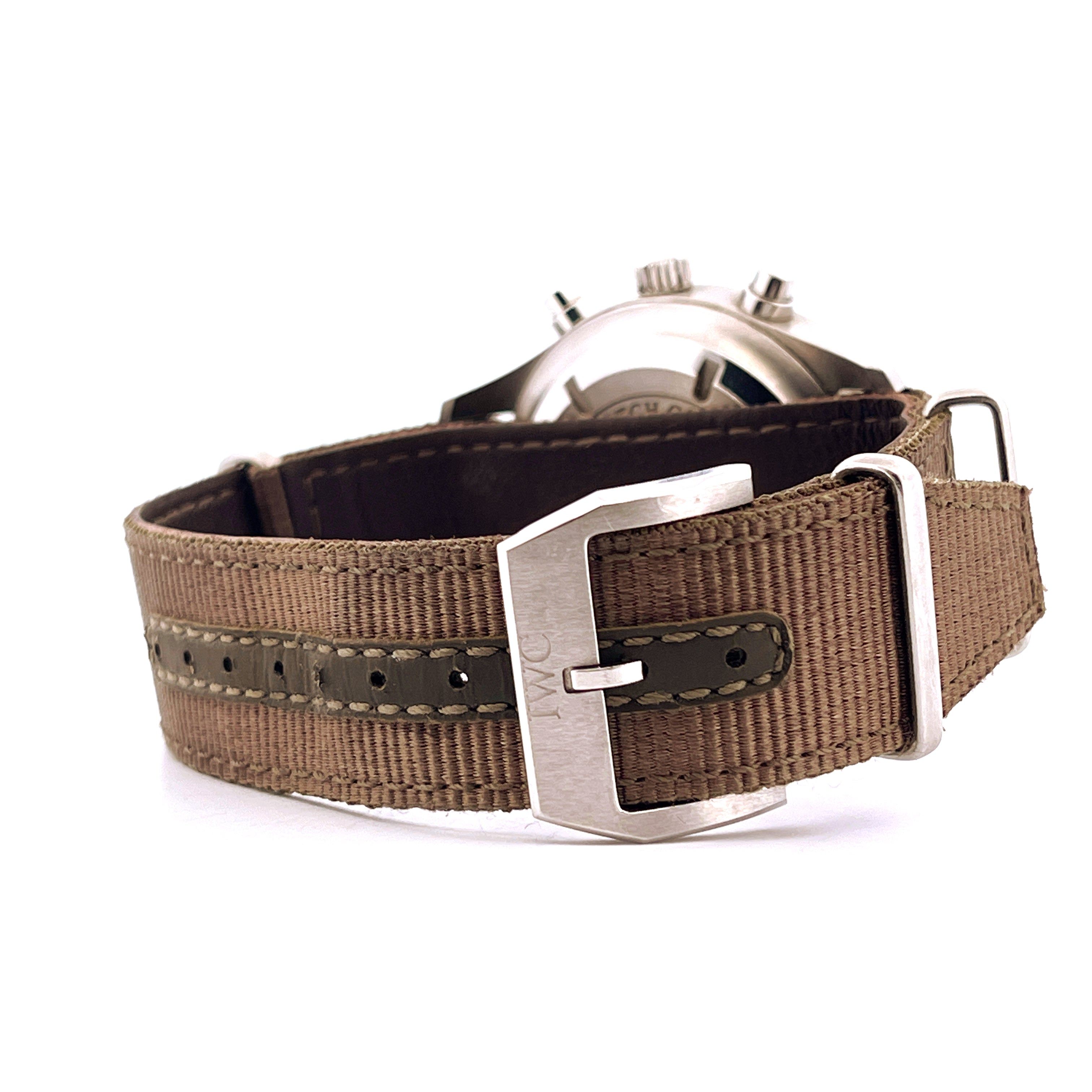 Nahaufnahme des braunen Stoffarmbands mit Silberschließe einer IWC Fliegeruhr Chronograph Ref. 371701