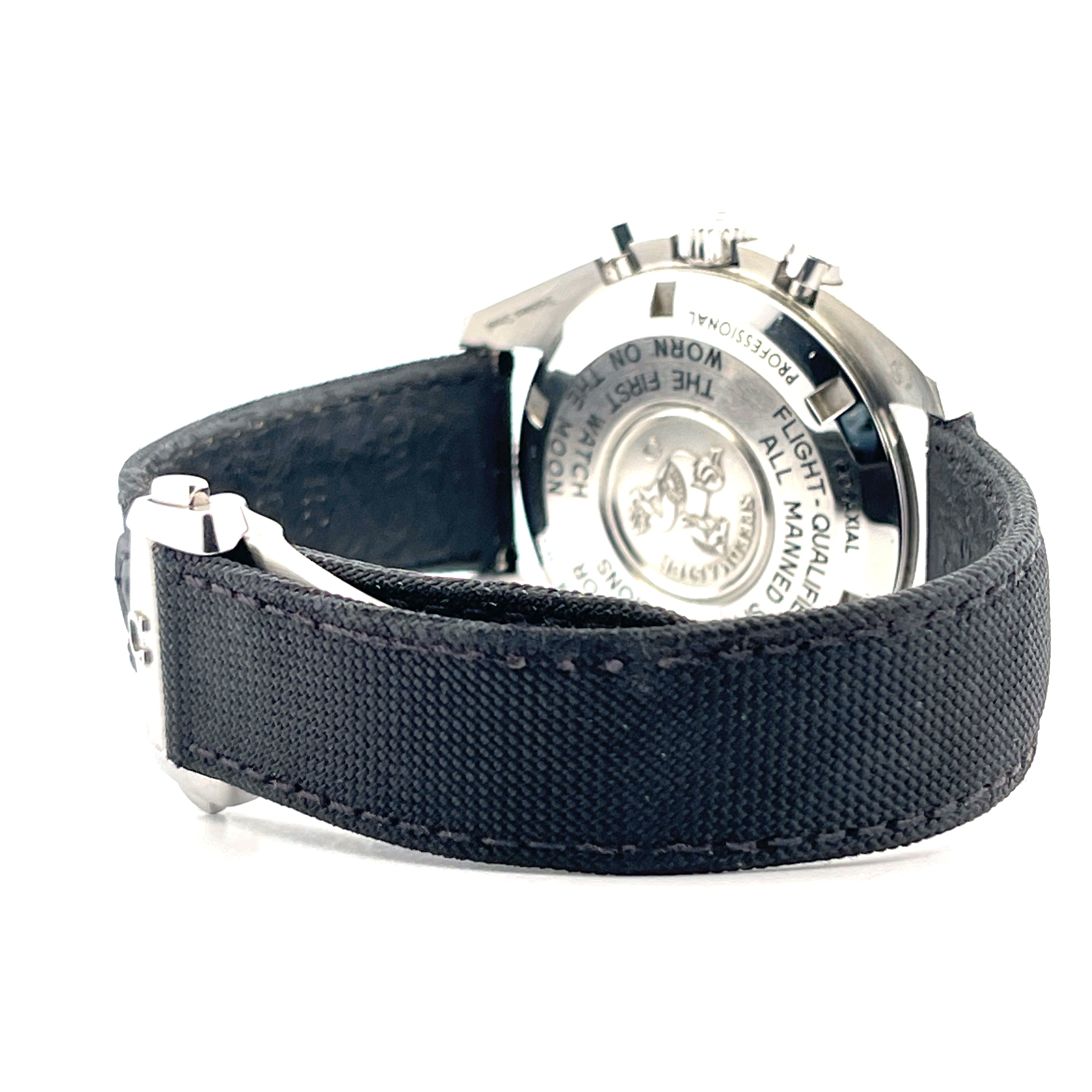 Rückseitenansicht einer Omega Speedmaster Moonwatch aus Edelstahl mit schwarzem Nylonarmband auf weißem Hintergrund