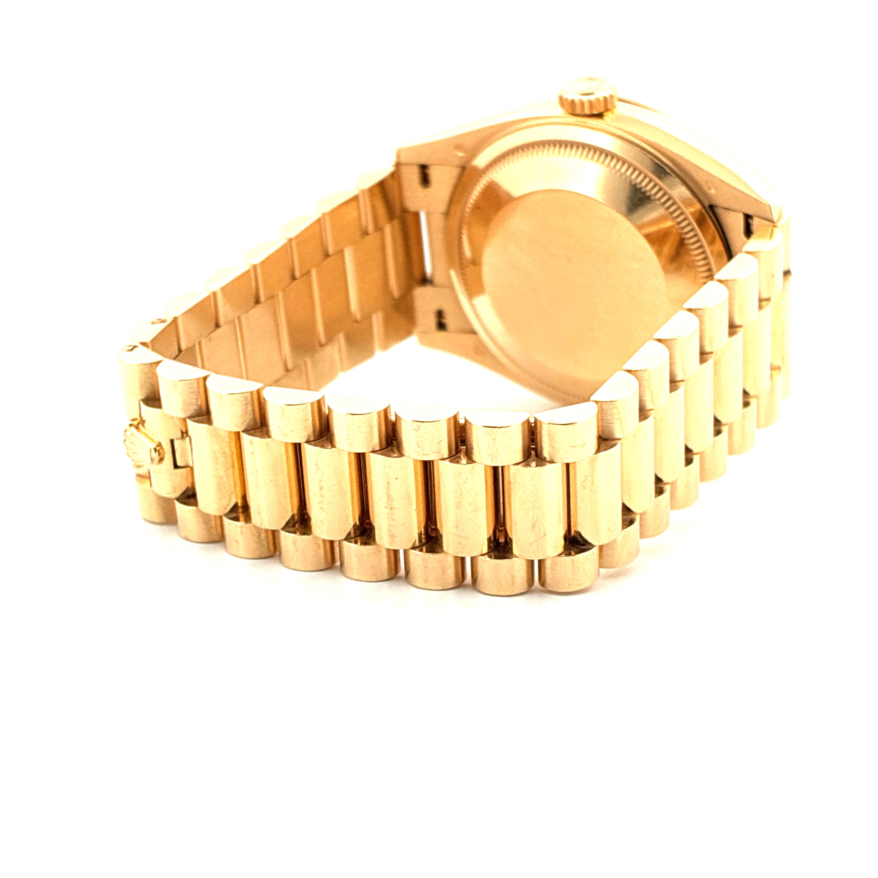 Rolex Day-Date 36 aus Gelbgold, Seitenansicht des Armbands mit Präsidentenband und Rückseite der Uhr