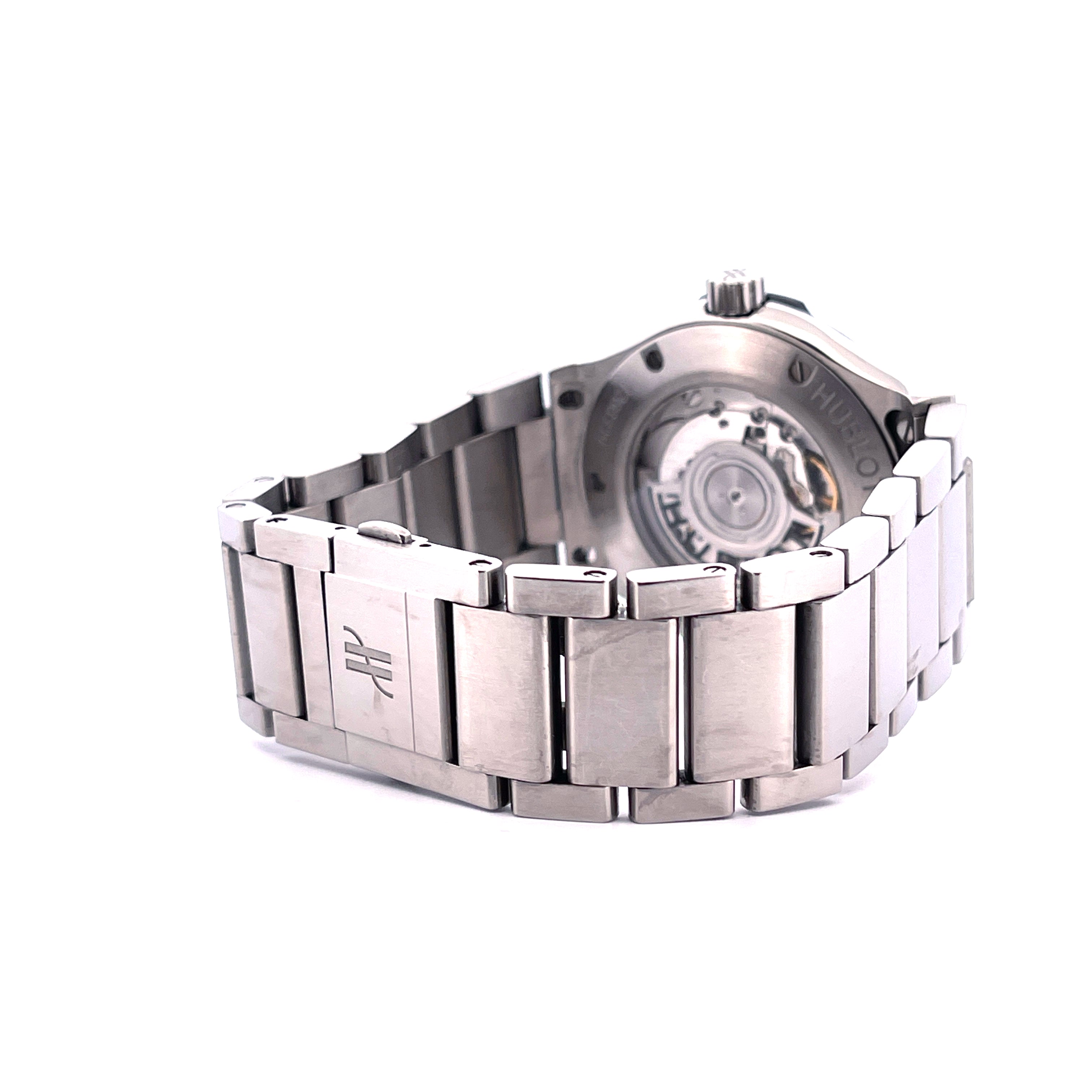 Hublot Classic Fusion 45 mm Titan Automatik Rückseite mit Sichtboden und poliertem Armband