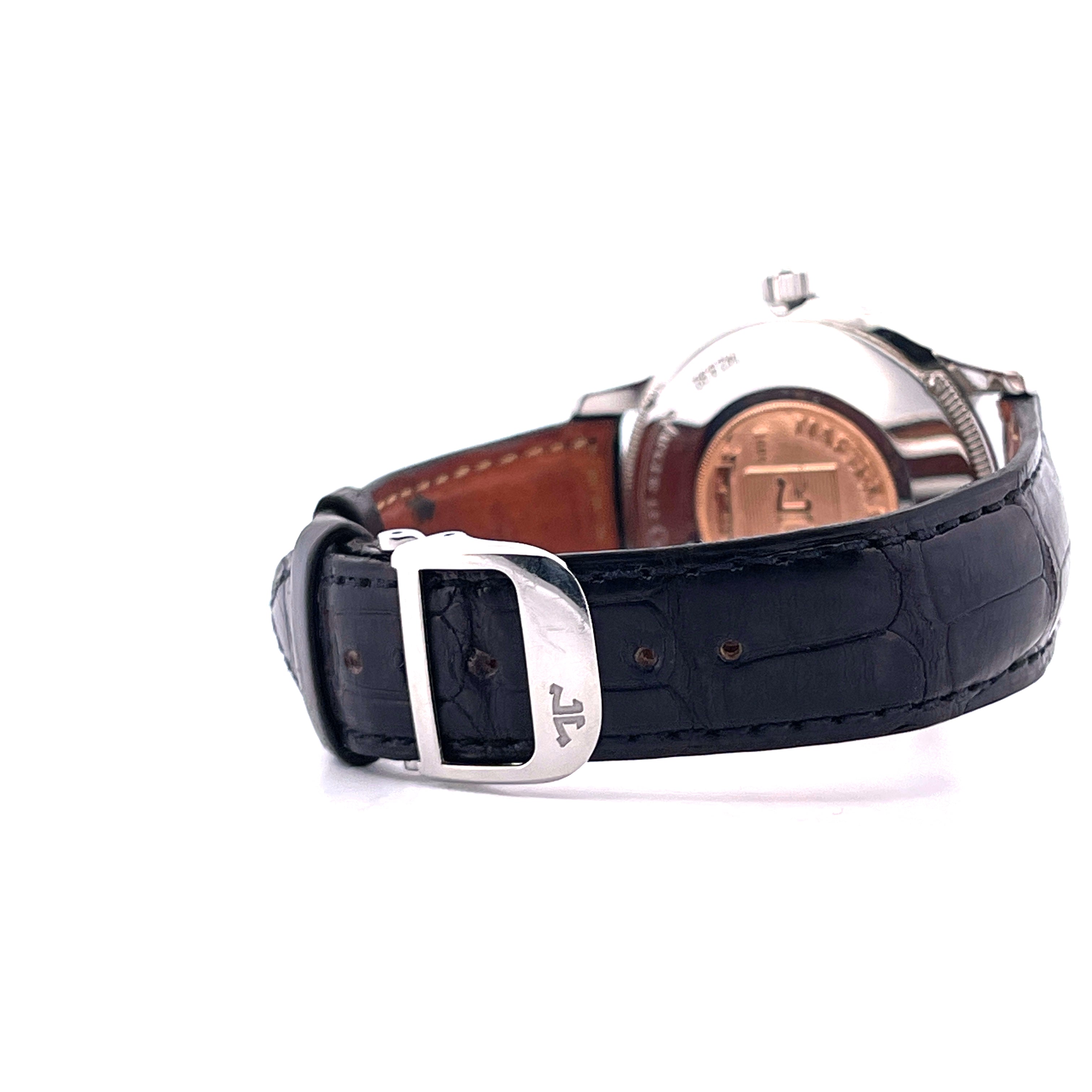 Jaeger LeCoultre Master Geographic 38 mm, Ansicht des schwarzen Krokodillederarmbands mit Silberschließe und Logo