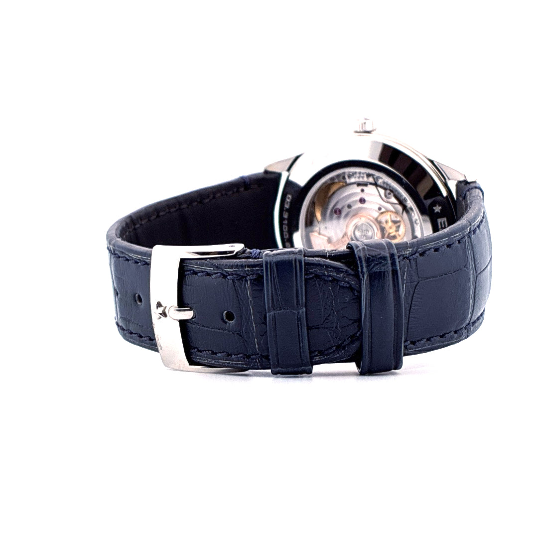 Zenith Elite Classic Automatic Ultra Thin 2025, Rückansicht mit blauem Krokodillederarmband und Edelstahlschließe