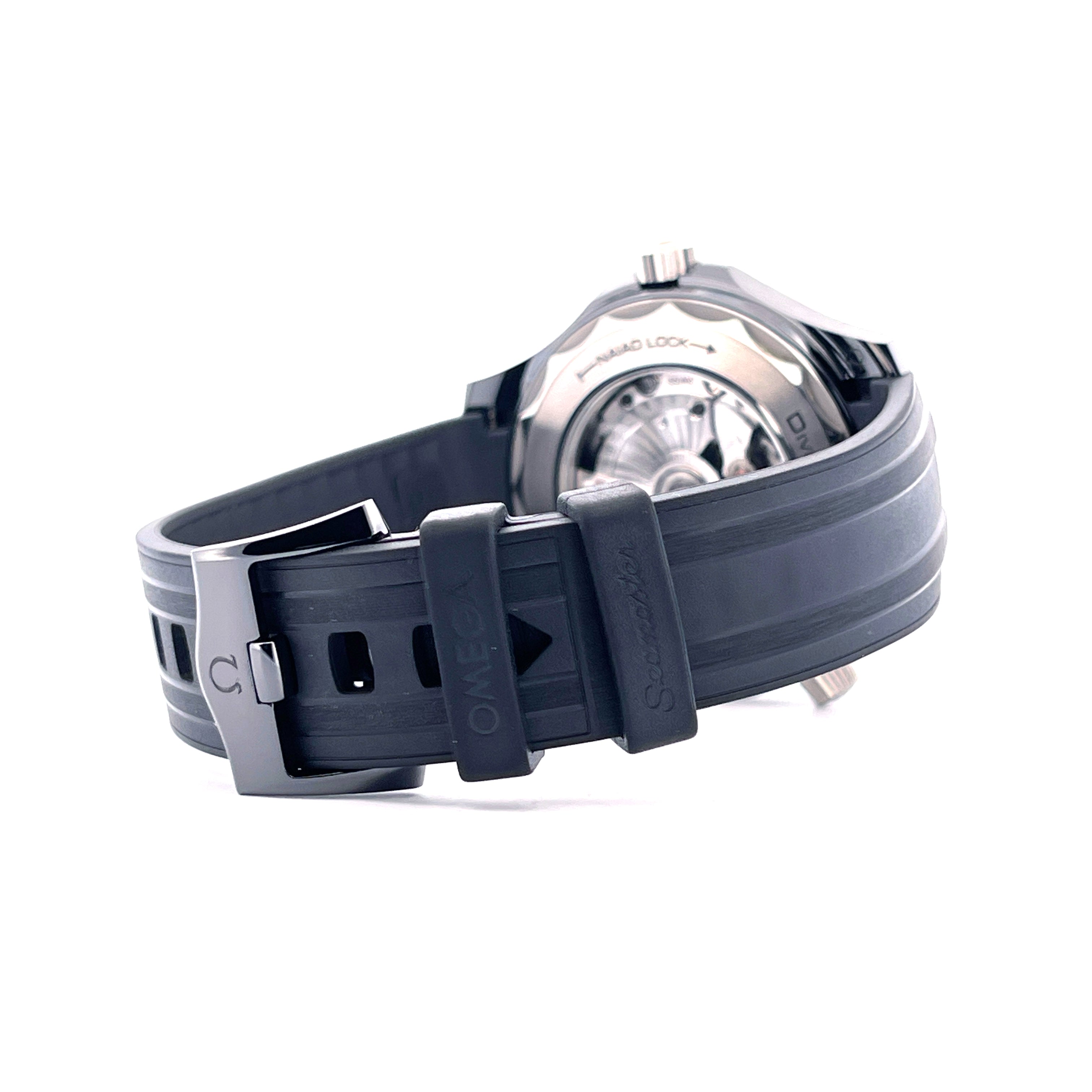 Detailansicht der Omega Seamaster Diver 300 M Keramik Titan Uhr mit schwarzem Kautschukarmband und Schließe