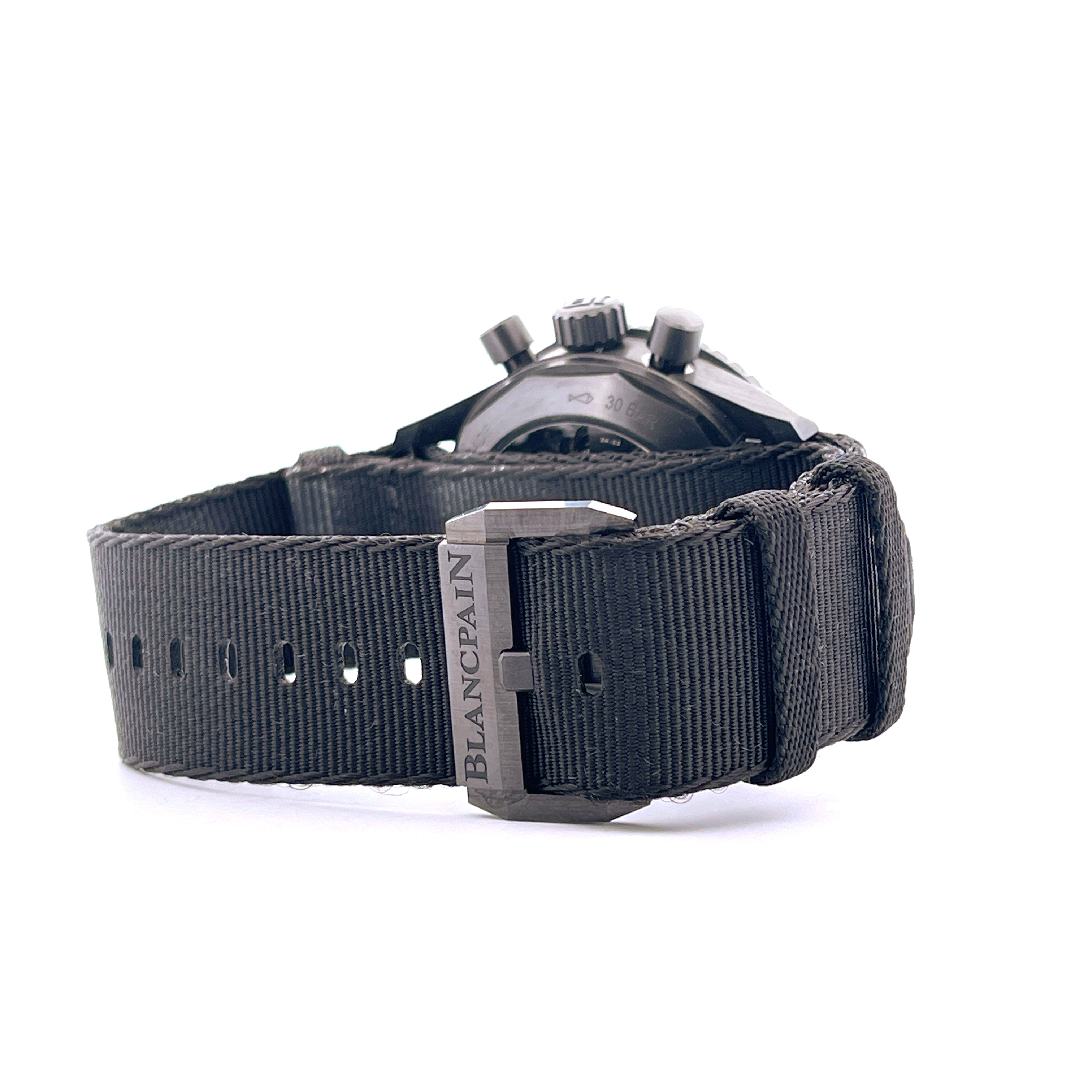 Blancpain Fifty Fathoms Bathyscaphe Flyback Ceramic von der Seite mit schwarzem Armband und Faltschließe
