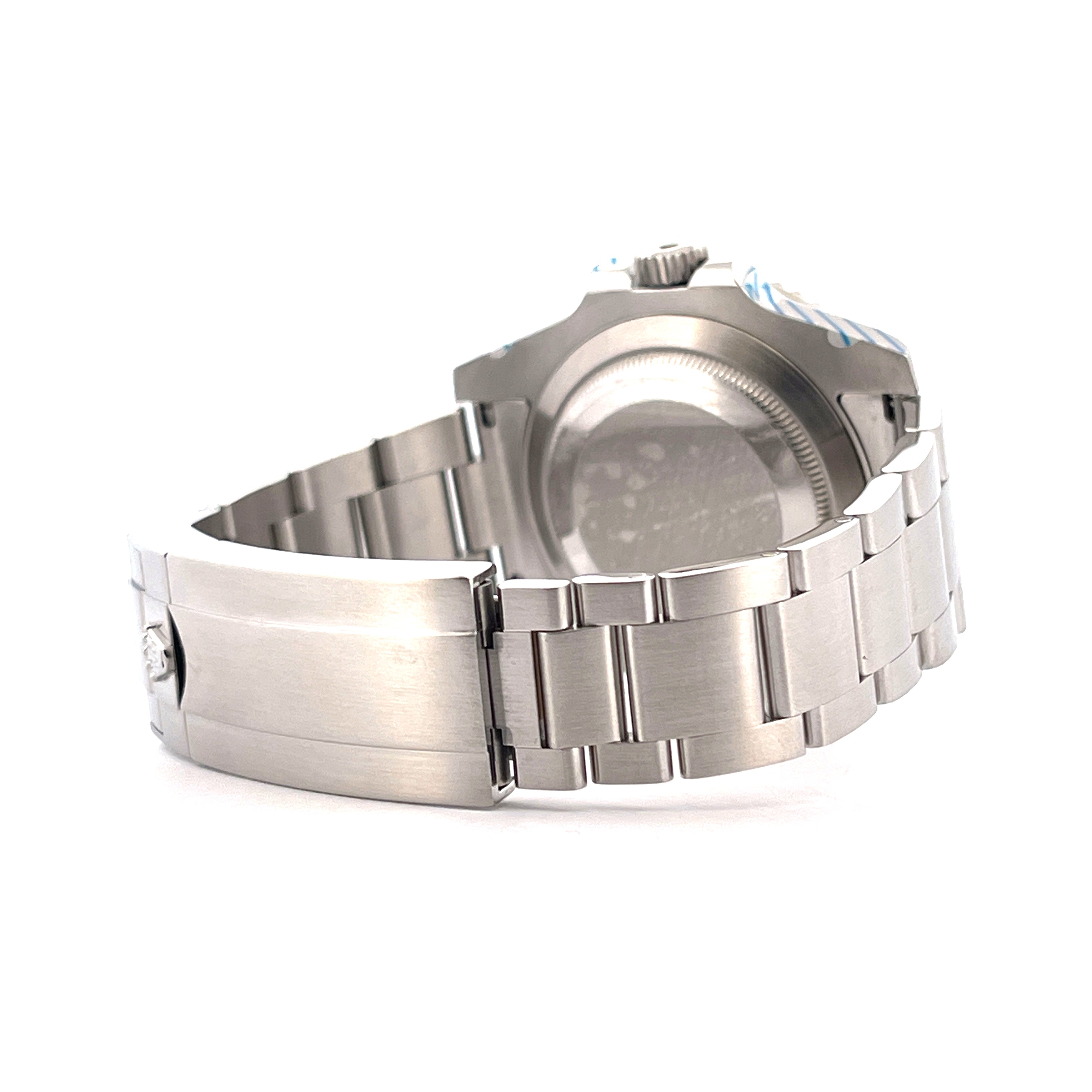 Rolex Submariner Date Hulk Stahl Gehäuse und Armband aus der Seitenansicht mit weißem Hintergrund