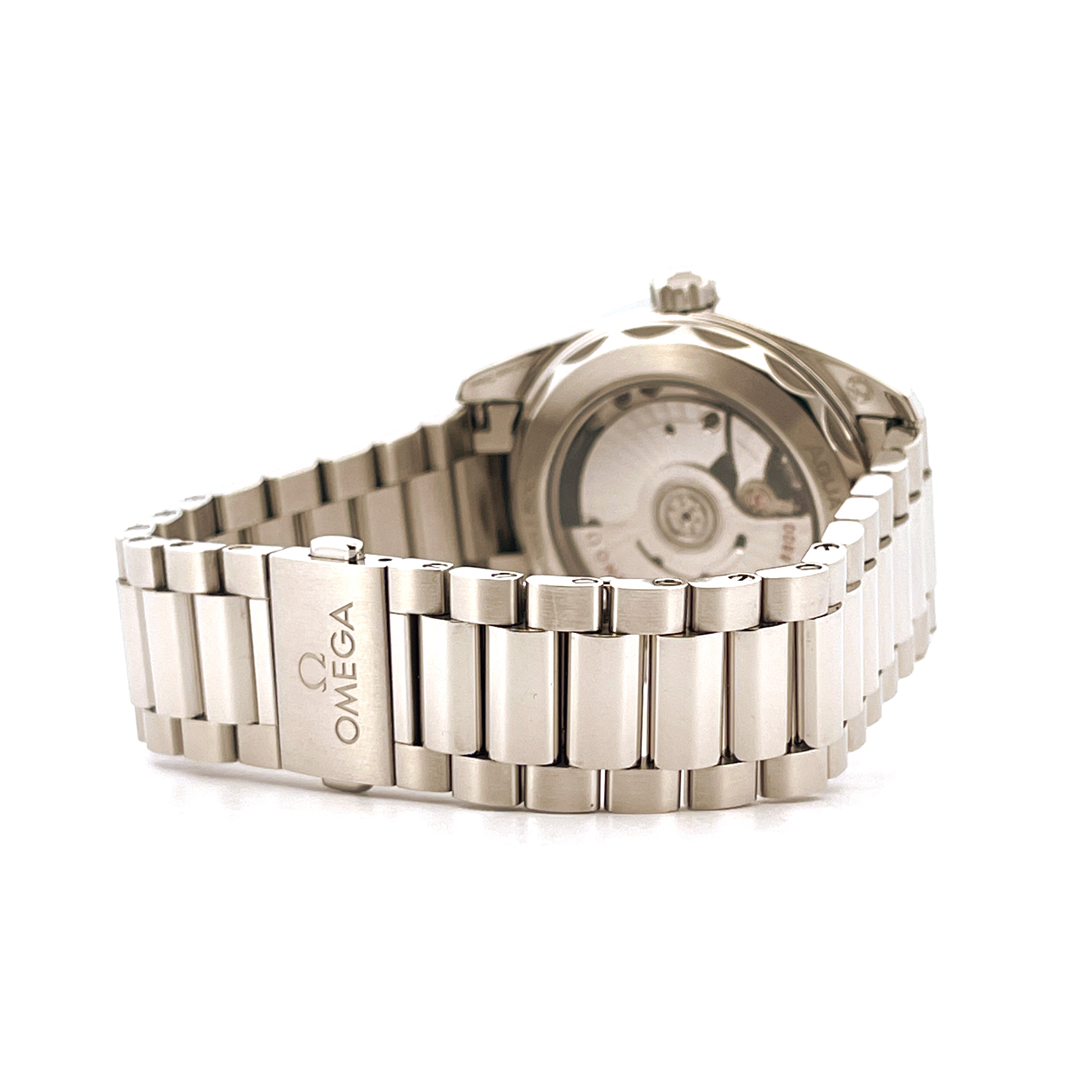 Omega Seamaster Aqua Terra 150M Sandstone 38 mm Stahlarmband mit Logo-Schließe und Uhrwerk im Hintergrund