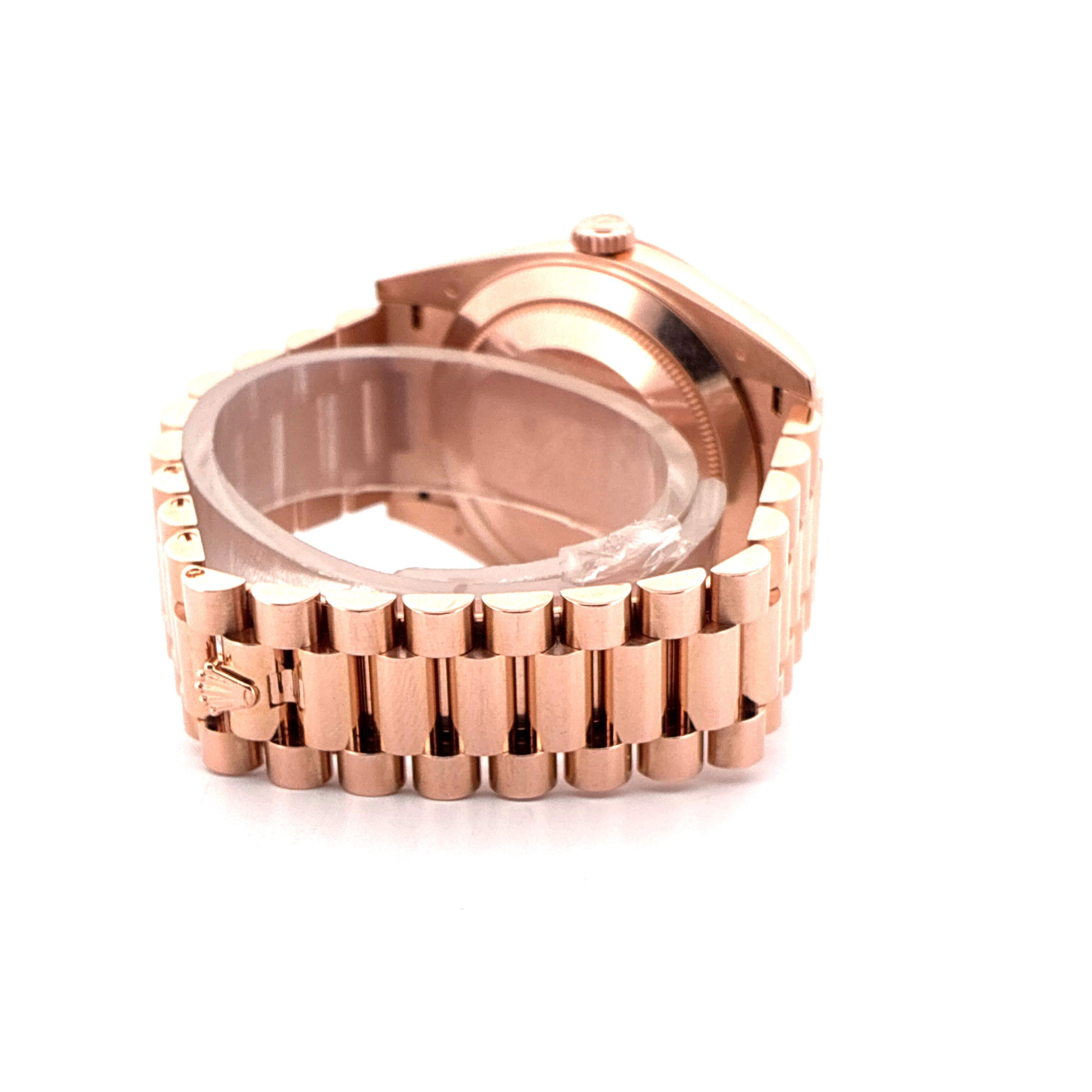Rolex Day-Date 40 Roségold, Seitenansicht des roséfarbenen Oyster-Armbands und des Gehäuses auf weißem Hintergrund