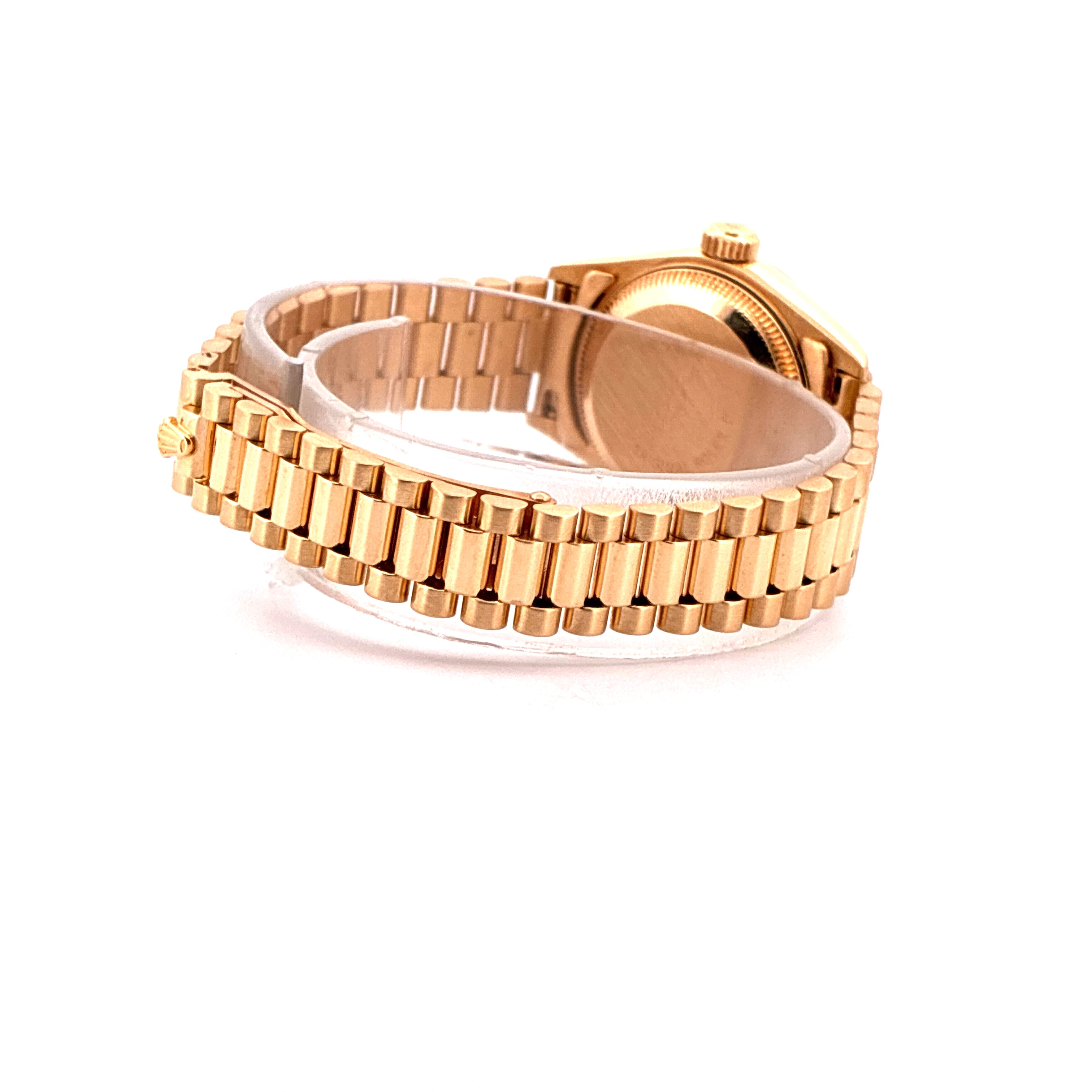 Rolex Lady-Datejust in Gold, Seitenansicht eines goldfarbenen Armbands und Gehäuses auf weißem Hintergrund