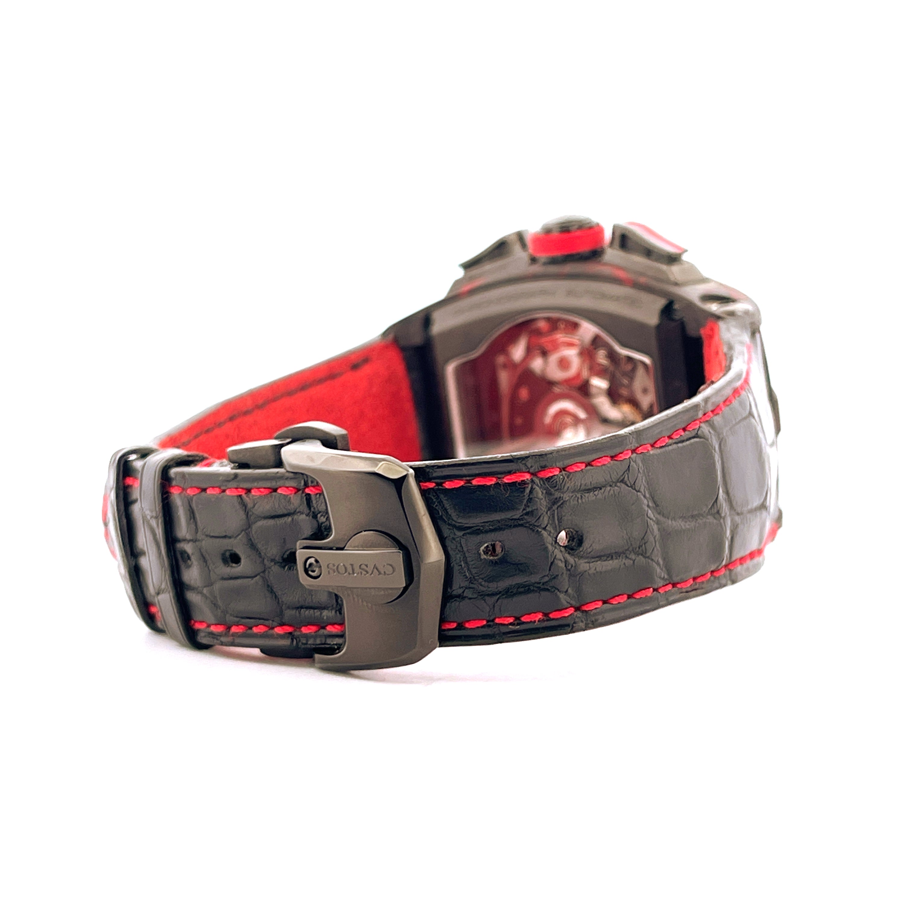 Seitenansicht eines Cvstos Challenge Chrono II Red mit schwarzem Kroko-Lederarmband und roter Naht