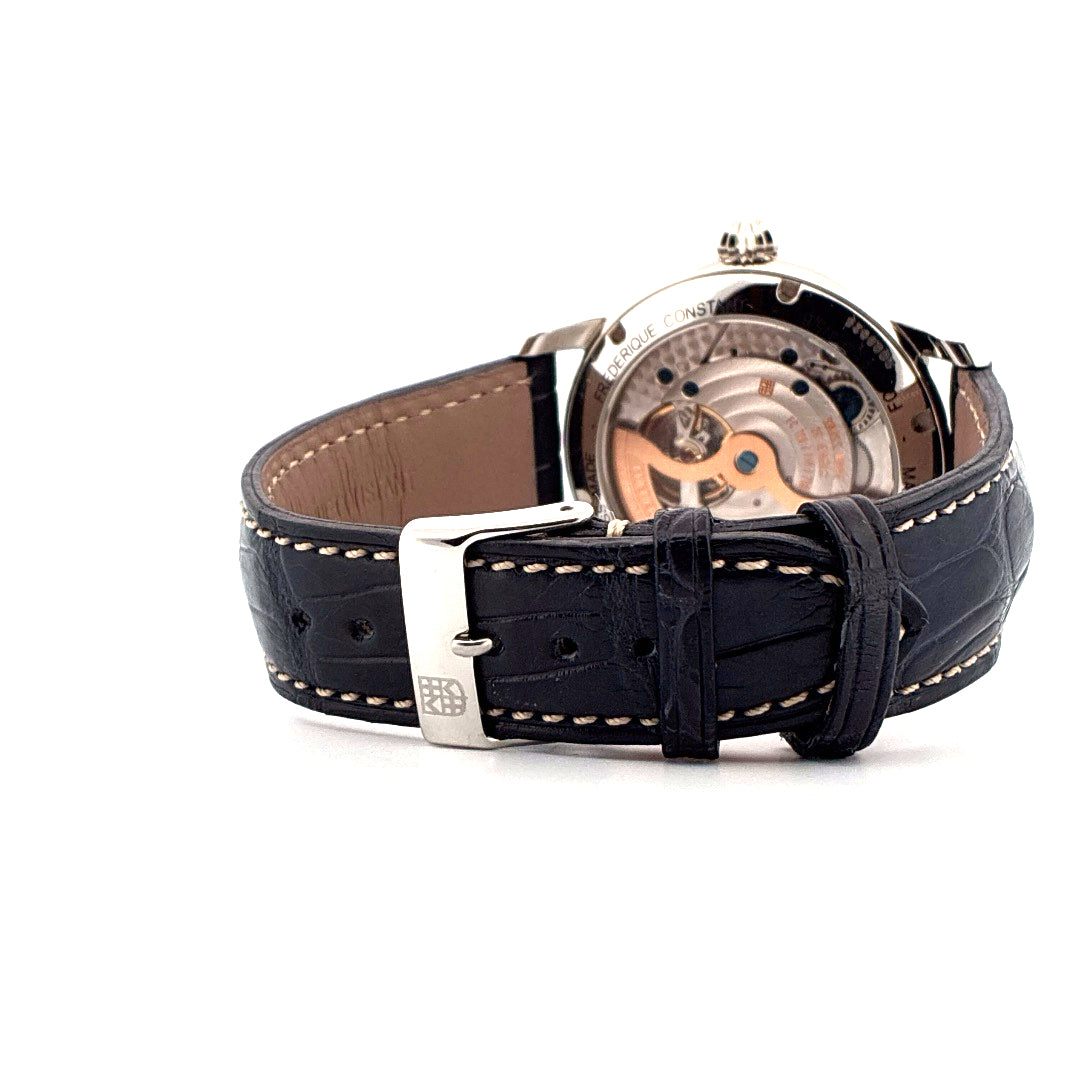 Rückansicht einer Frederique Constant Classics Manufacture Uhr mit schwarzem Lederarmband und sichtbarem Uhrwerk