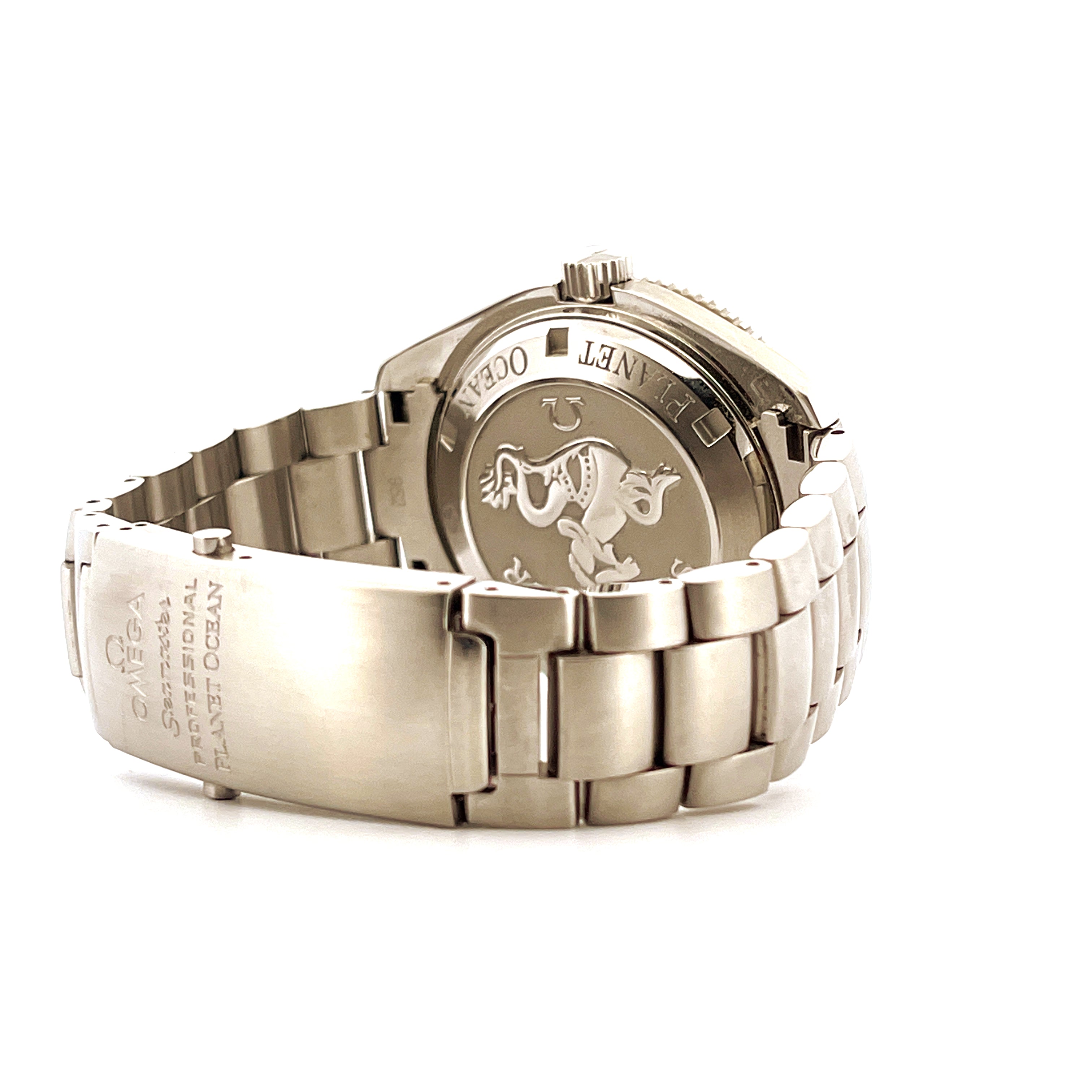 Omega Seamaster Planet Ocean Rückseite Edelstahl Uhr mit Seepferdchen-Motiv auf weißem Hintergrund