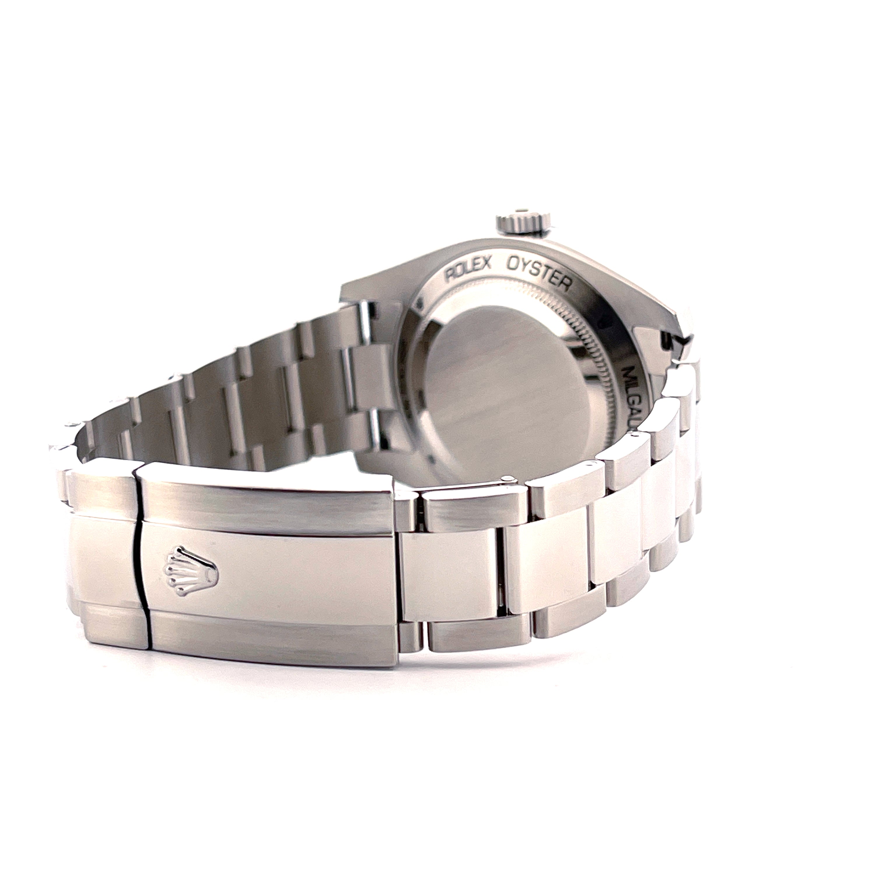 Seitenansicht einer Rolex Milgauss aus Stahl mit Oyster-Armband und roter Schrift auf weissem Hintergrund