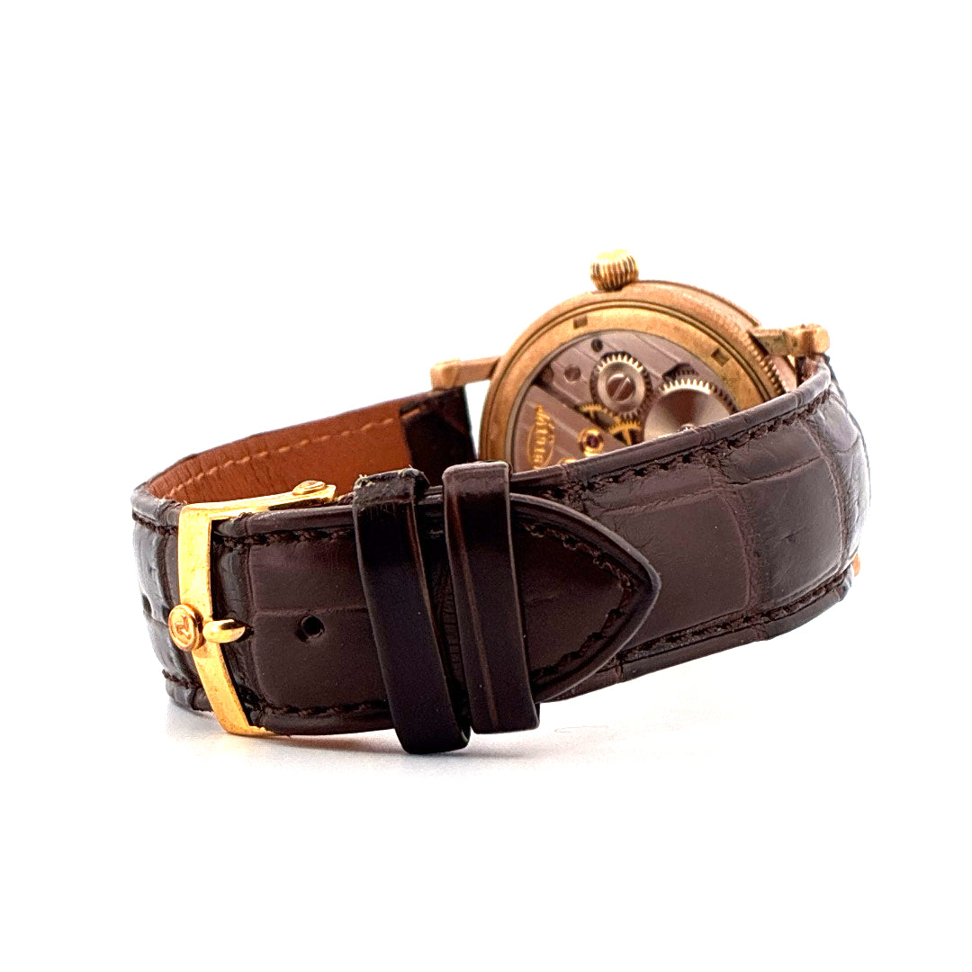 Chrònoswiss Regulateur Bronze 2025 Rückansicht mit braunem Kroko-Armband und bronzefarbenem Gehäuse