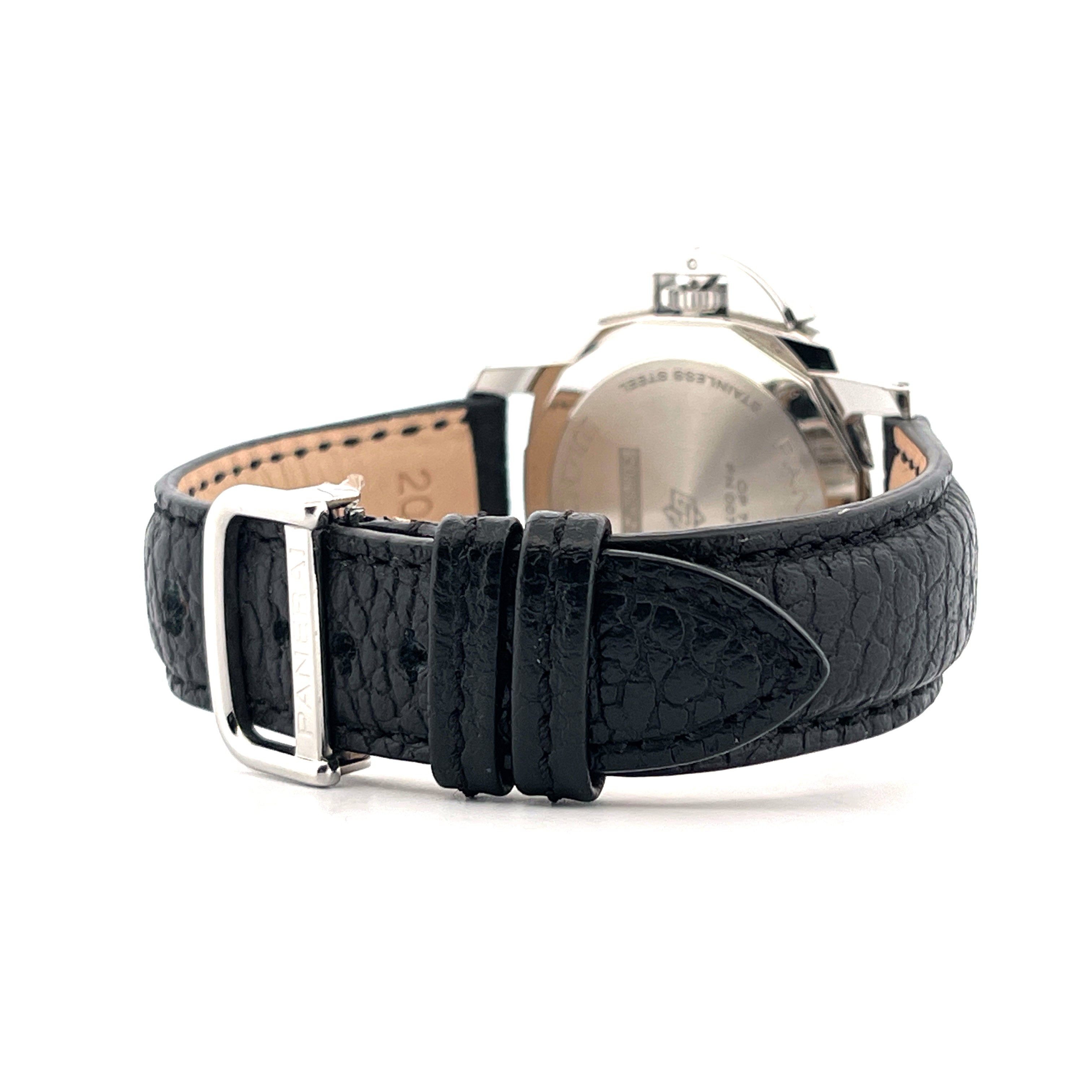 Seitenansicht einer Panerai Luminor Due 38 mm mit schwarzem Lederarmband und Edelstahlschließe
