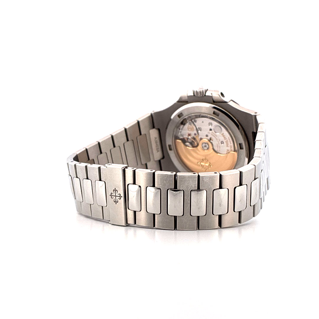Patek Philippe Nautilus 40mm Edelstahl Uhr mit Sichtboden und Kaliber 26-330 SC auf weißem Hintergrund