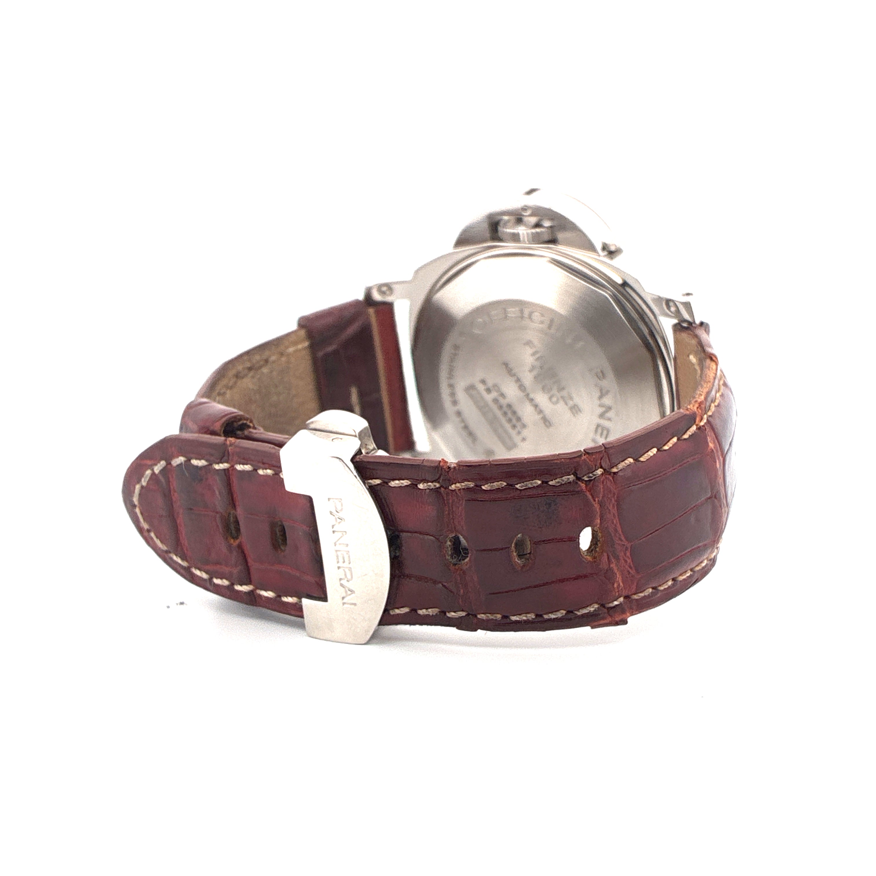 Panerai Luminor Power Reserve 44mm Automatik mit braunem Kroko-Armband und silberner Schließe auf weißem Hintergrund