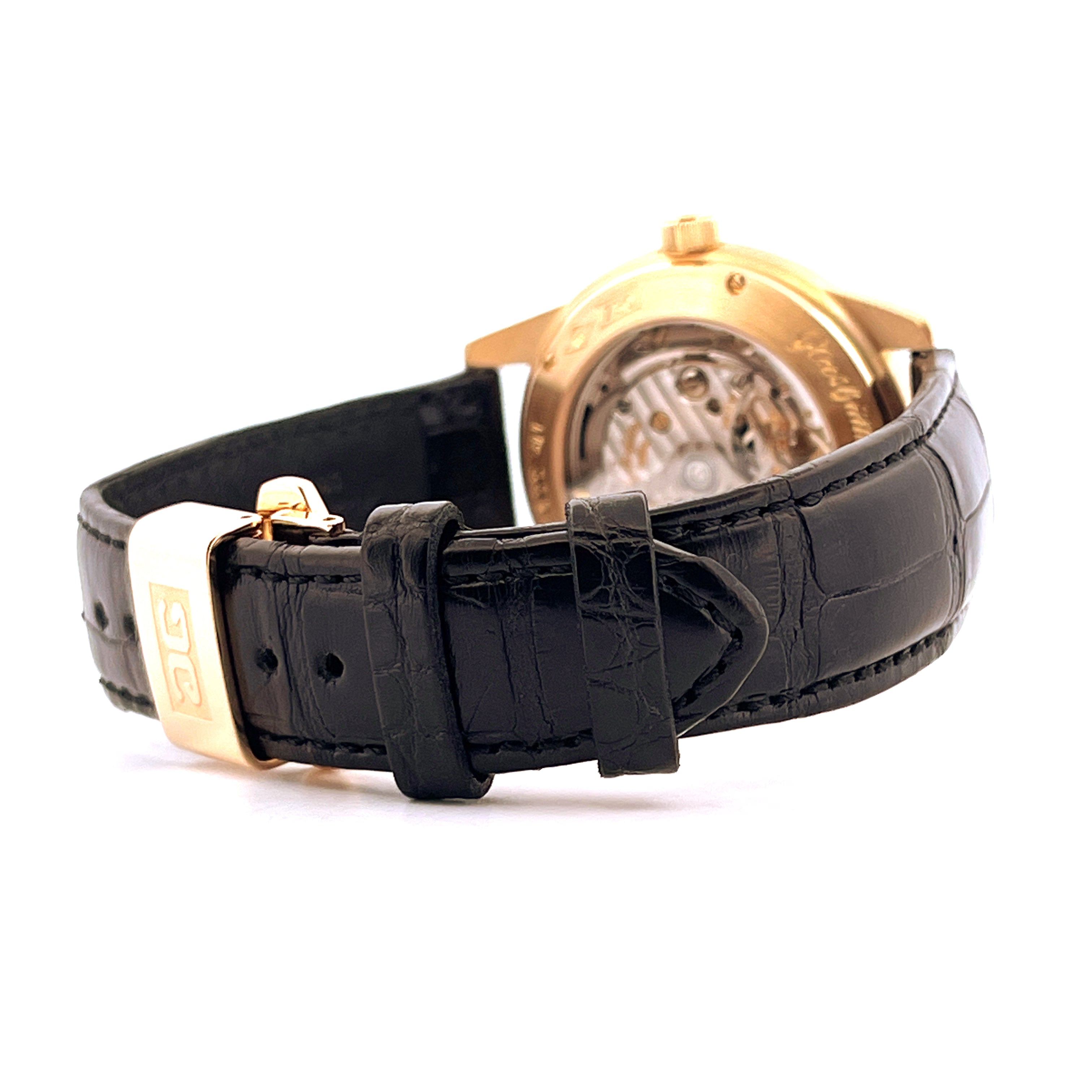 Glashütte Original Senator Moonphase Panorama Roségold Detail einer schwarzen Krokodillederarmbandschließe mit goldenem Logo