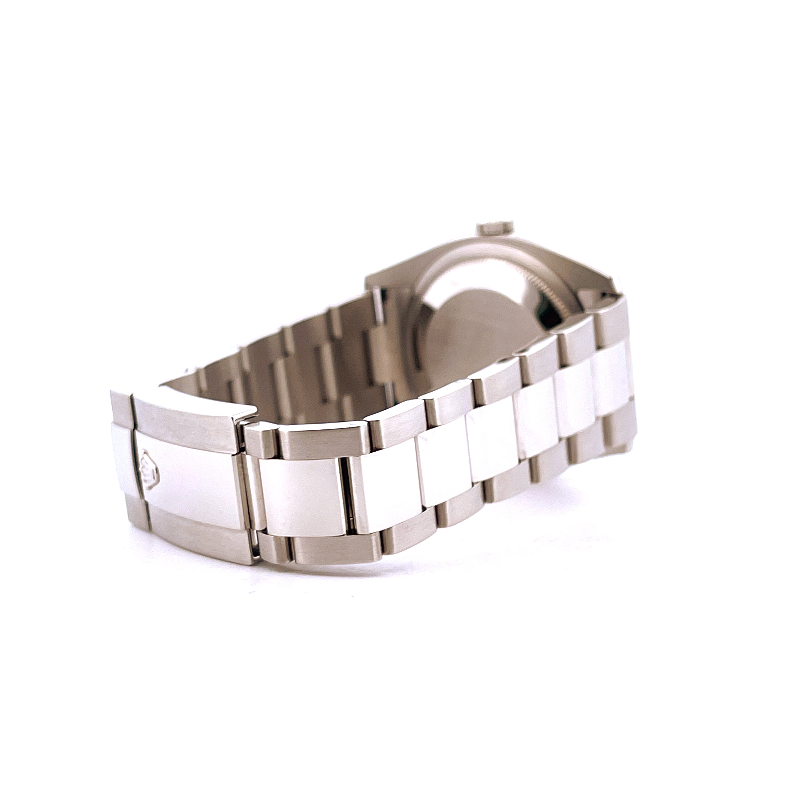 Rolex Datejust 36mm Stahl Armband und Schließe von der Seite auf weißem Hintergrund